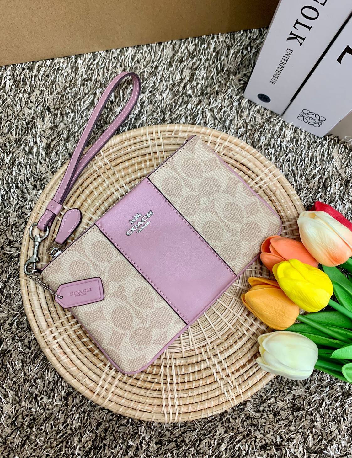 COACH SMALL WRISTLET IN COLORBLOCK SIGNATURE ((32445)) ✔️กระเป๋าคล้องมือ วัสดหนัง pvc อย่างดี ลายซิกเนเจอร์ ตัดขอบสีตรงกลางสวยงามมากๆค่ะ แบบซิปเดียว ((ภายในใส่มือถือได้บางรุ่นค่ะ)) มีช่องเสียบบัตรให้2ช่องด้วยนะคะ