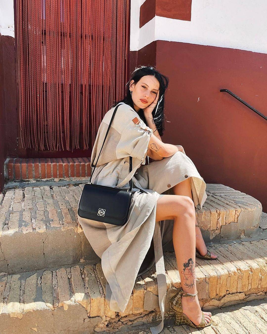 LOEWE CROSSBODYBAG VIP GIFT WITH PURCHASE (GWP) กระเป๋าสะพายพรีเมี่ยมกิ๊ฟ Limited Edition จากน้ำหอม LOEWE DUTY FREE วัสดุหนังแท้ Calf Leather หนังเรียบสวยอยู่ทรงดีไซน์สุดคลาสสิค เปิดปิดด้วยฝาปิดโลโก้แบรนด์อะไหล่ทองหรู ภายในมีช่องแบ่งหลายช่องแยกเป็นสัดส่วน