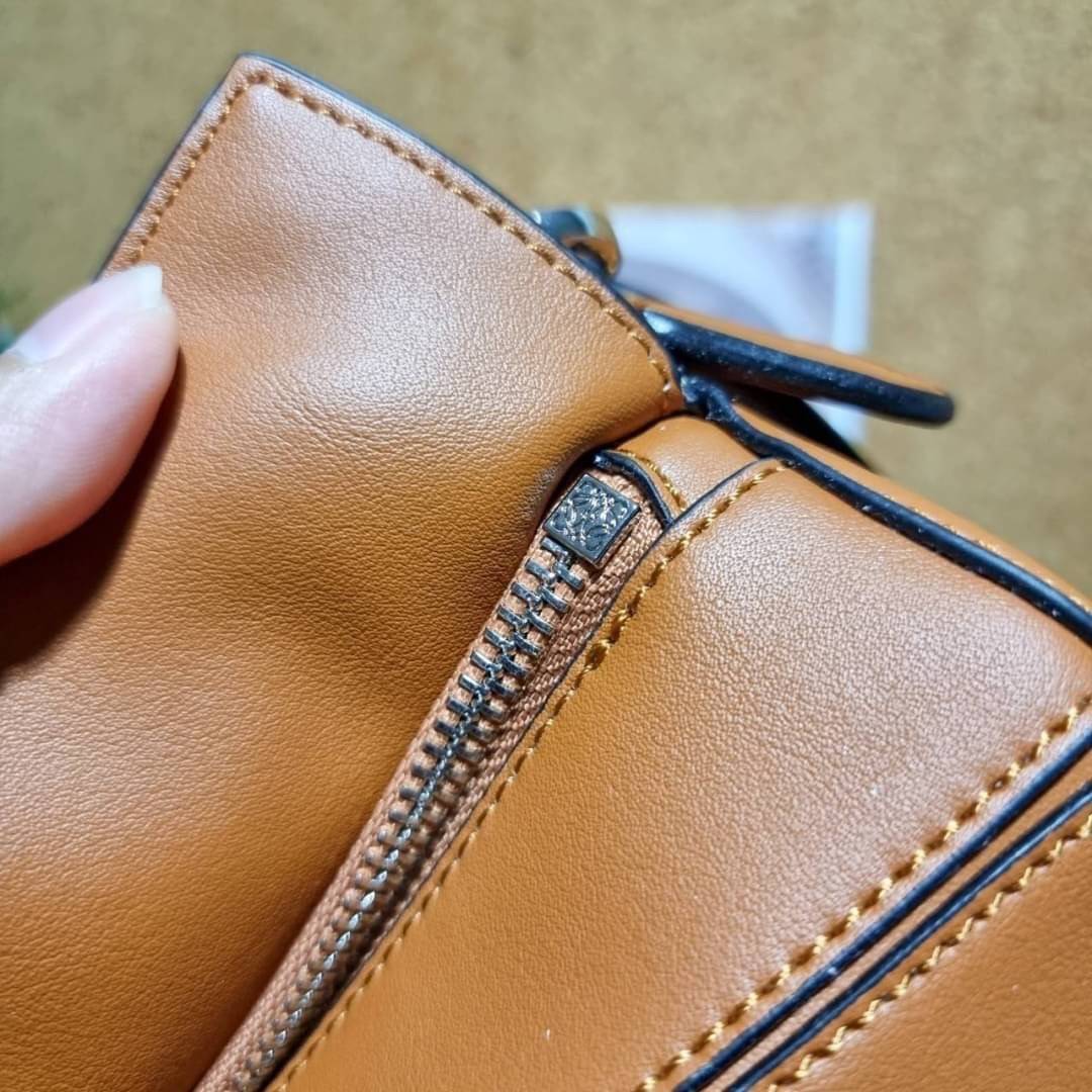 VIP 】LOEWE LA PALME PUZZLE BAG IN CLASSIC CALFSKIN คอลเลคชั่นใหม่!! กระเป๋าสะพายข้างทรงกล่อง สไตล์พัซเซิล ให้ฟีลลิ่งเหมือนตัวต่อ ดูดีได้ทุกที่แค่มีใบนี้ รอบนี้ดีไซน์พริ้นท์ลายต้นปาล์มเก๋ๆ ซัมเมอร์ยังต้องมา วัสดุหนังวัวฟอกสี เปิดใช้งานด้วยซิป ที่ภายในโล่งพ