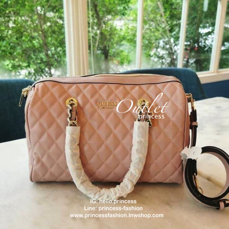 GUESS SWEET CANDY LARGE SATCHEL Handbag รุ่นใหม่หนัง PU นิ่ม เย็บลายตาราง ภายในกว้าง มีช่องซิปภายใน ตัวสายแต่งด้วยโซ่ทองร้อยหนัง สายสะพายถอดและปรับความยาวได้