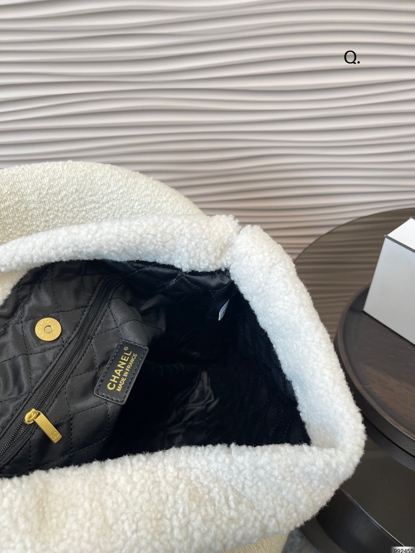 ใช้คำว่า 'สวยยย' ได้เปลืองมากใบนี้! กับ CHANEL 22 LEATHER HANDBAG ทรงยอดฮิตในปี 2023 กระเป๋าหิ้วหรือคล้องไหล่ได้ **หนังกลับ ทั้งใบสวยเนี้ยบบ