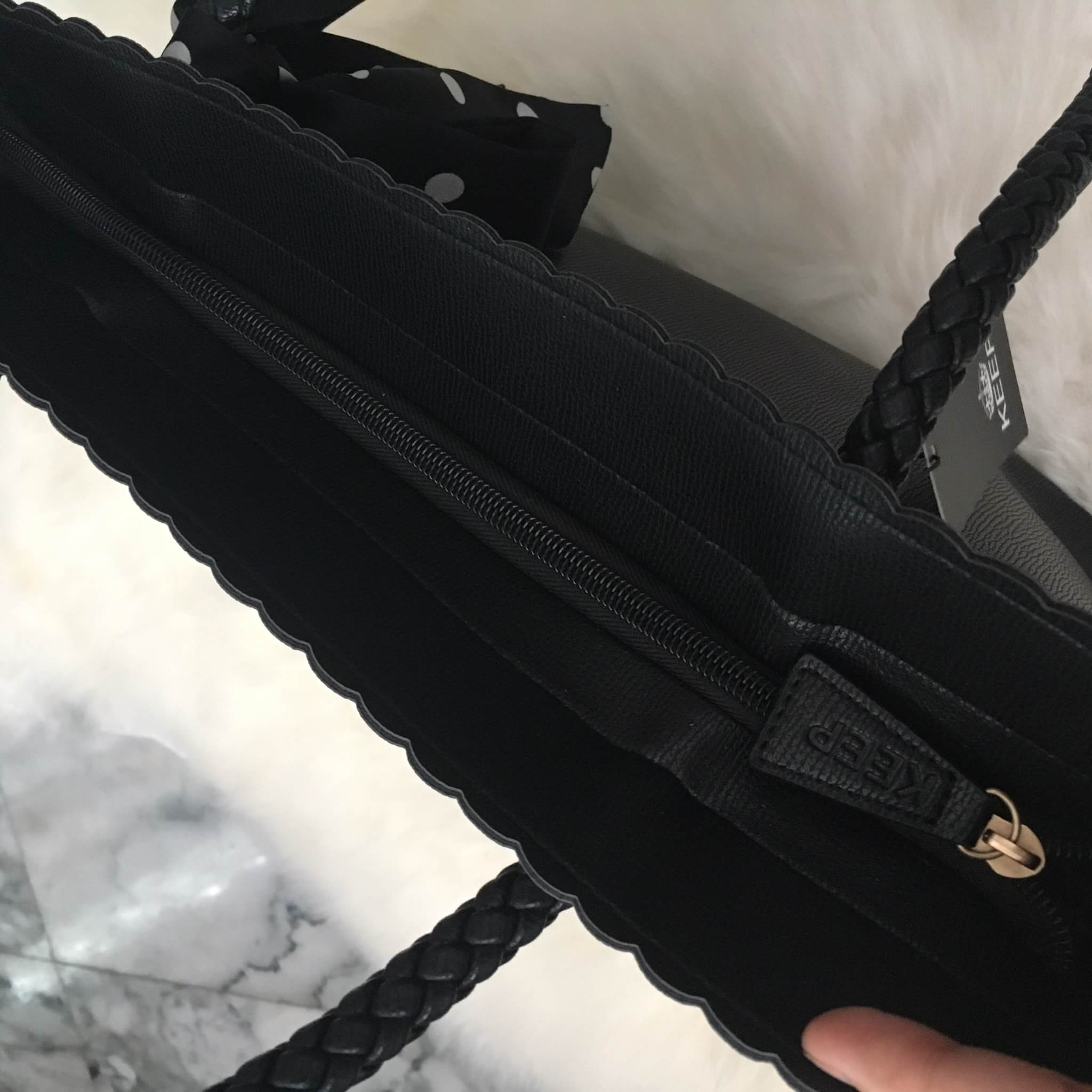 กระเป๋า ทรง Tote จากแบรนด์ KEEP ลายหนัง spirits ตัวหนังผิวสัมผัสสวยมากคะ หนังเนื้อดี นิ่ม กระเป๋าอยู่ทรงคะ ตกแต่งด้วย ผ้าพันหูกระเป๋า เพิ่มดีเทลกระเป๋าทำให้ดู look น่ารักมากๆคะ ด้านหน้ากระเป๋ามีปั๊ม logo แบรนด์ อย่างดีคะ #จุดเด่นที่ ภายในกระเป๋า มีช่องแบ่