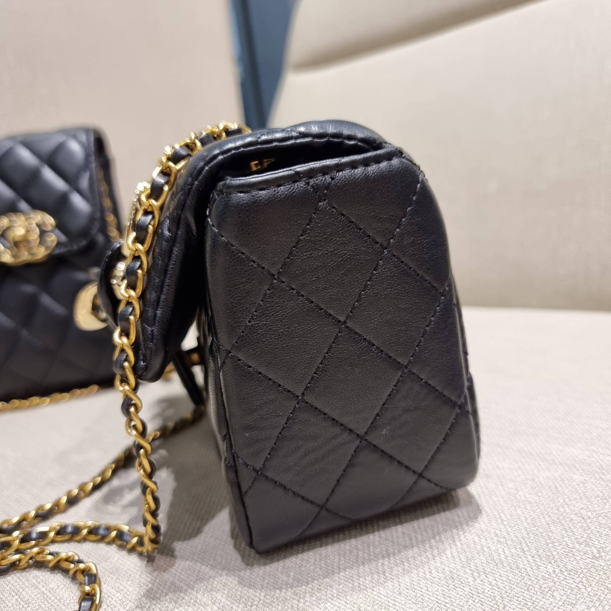 CHANEL GIFT BOX SET Chanel Holiday Makeup & Beauty Gift Sets สุดหรูชวนให้สะสม สุดยอดไอเท็มหายากพร้อมเสิร์ฟครบชุด limited สุดคุ้ม มาพร้อมกระเป๋าสะพายถึง 2 ใบ รุ่นยอดฮิตทั้งนั้น!!ที่พิเศษยังมีน้ำหอมตัวท็อปมาให้อีก chanel no.5 ที่แสนจะเย้ายวน ในขนาด 7.5 ml. 