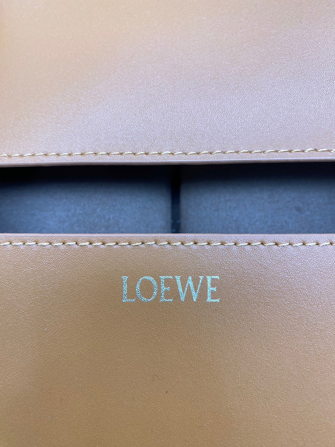 LOEWE Puzzle Fold Tote in shiny calfskin / LOEWE TOTE BAG 27cm พร้อมส่ง กระเป๋าทรงโท้ทใบใหญ่ ใช้งานง่ายเรียบหรู จุของได้เยอะ หนังเรียบสวยอยู่ทรงมาพร้อมสายสะพายยาวถอดได้ พับเก็บได้เป็นเอกลักษณ์