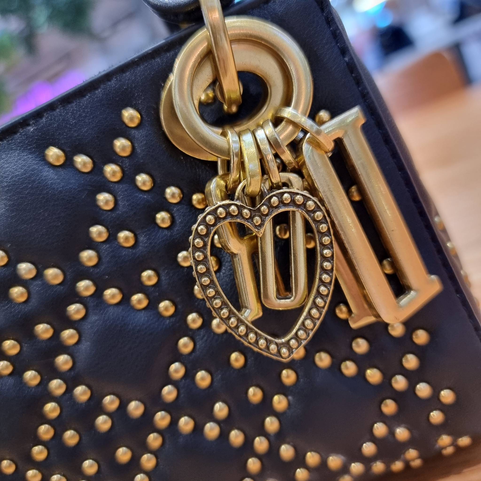 DIOR CD MINI LADY STUDDED BAG กระเป๋าสะพายข้างพรีเมี่ยมกิ๊ฟสุดฮอต ดีไซน์ตกแต่งหมุดเต็มใบ ไม่มีคือพลาด หรูจริงอะไรจัง ทรงกล่องคลาสสิค วัสดุหนังแท้ โดดเด่นด้วยพวงกุญแจโลโก้สีทองลิมิเต็ด มีหูจับในตัวและสายครอสบอดี้สุดเลิศ แต่งเติมดีเทลอัพราคาไปอีก ภายในเป็นช