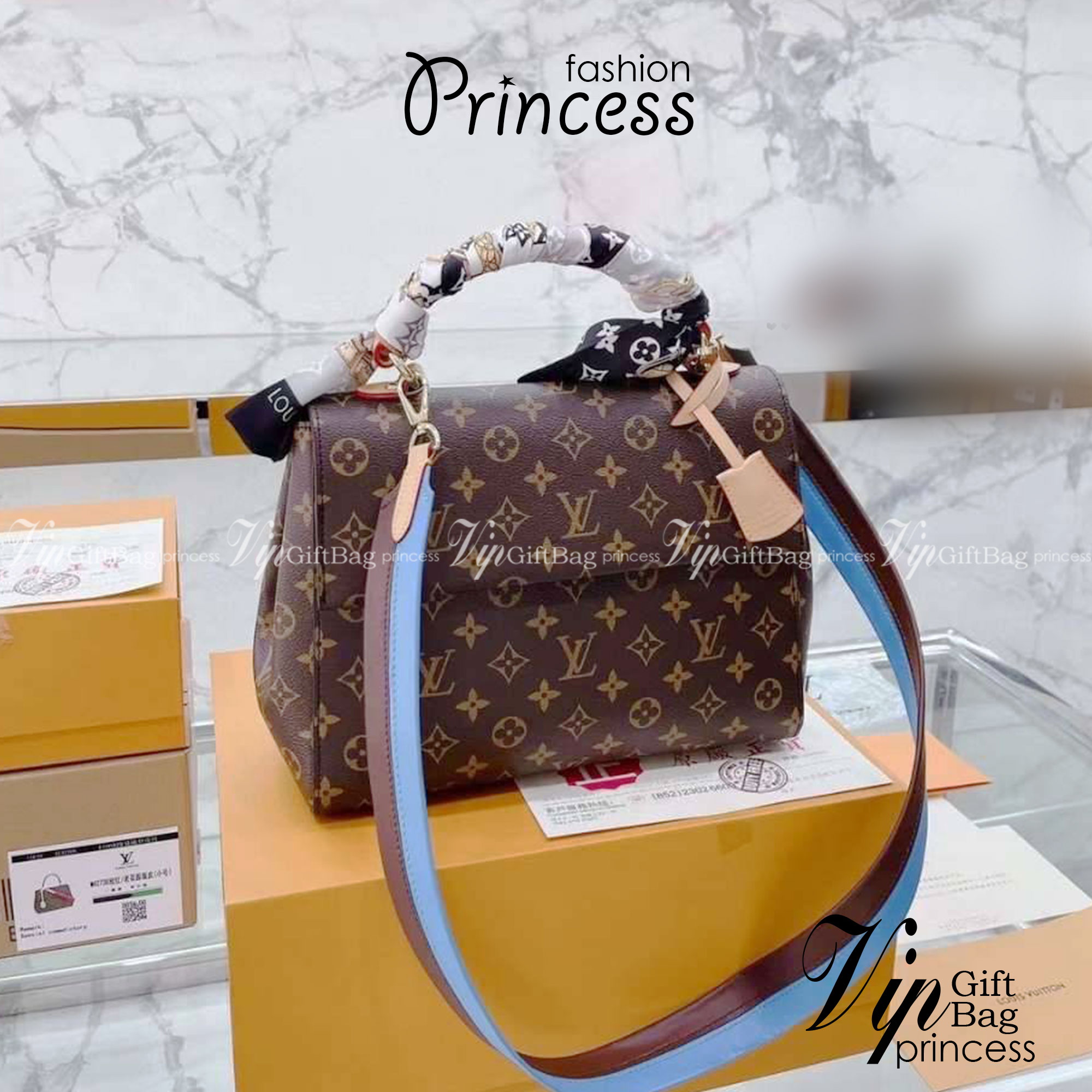 LV Cluny BB Monogram กระเป๋าสะพายหนังลายโมโนแกรมเปิดหน้า เป็นอีกทรงที่ขายดีมากเพราะใช้งานง่ายใช้ได้อเนกประสงค์ ด้านในกว้าง งานใช้สลับขึ้นแบบจากงานจริงเป๊ะเที่ยบเท่า แรร์ไอเท็มที่สาวๆต้องมี! มีหูจับในตัวและสายครอสบอดี้มาให้ ใช้งานง่าย เหมาะกับทุกสไตล์การแต