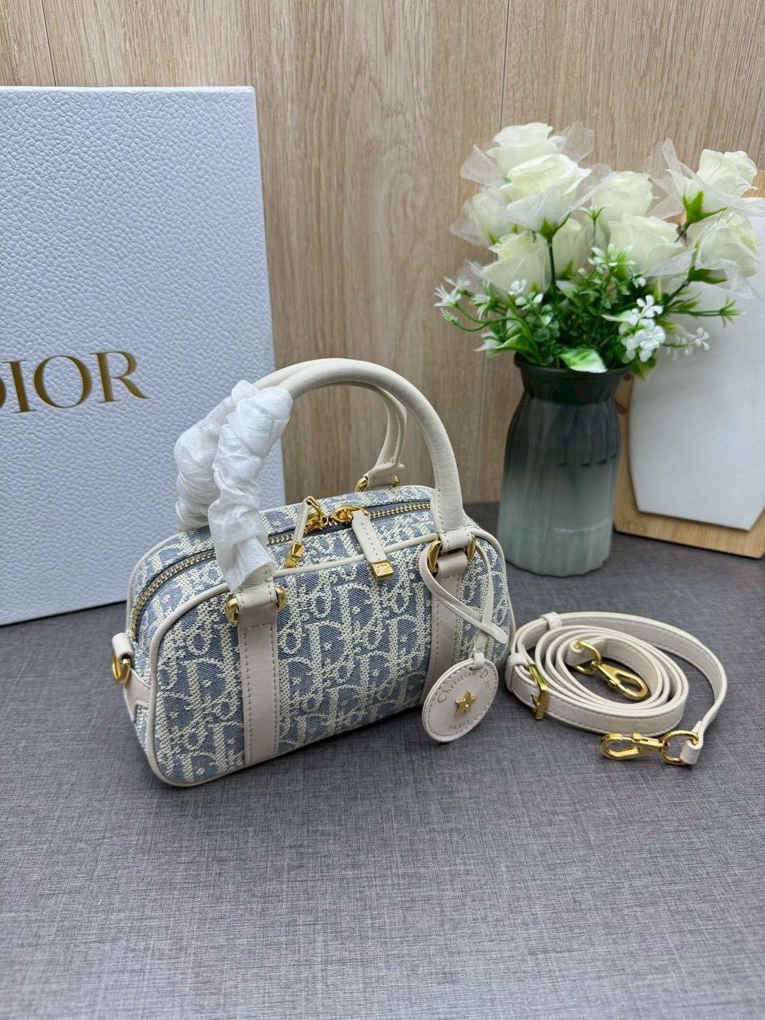 ORI หนังแท้ | DIOR D-Vibe East-West Nano Bag กระเป๋าทรงหมอนไซส์มินิน่ารัก ดีไซน์โบว์ลิ่งรูปทรงทันสมัยใช้งานง่ายจุของสำคัญได้ครบ สวยสง่างามเป็นเอกลักษณ์