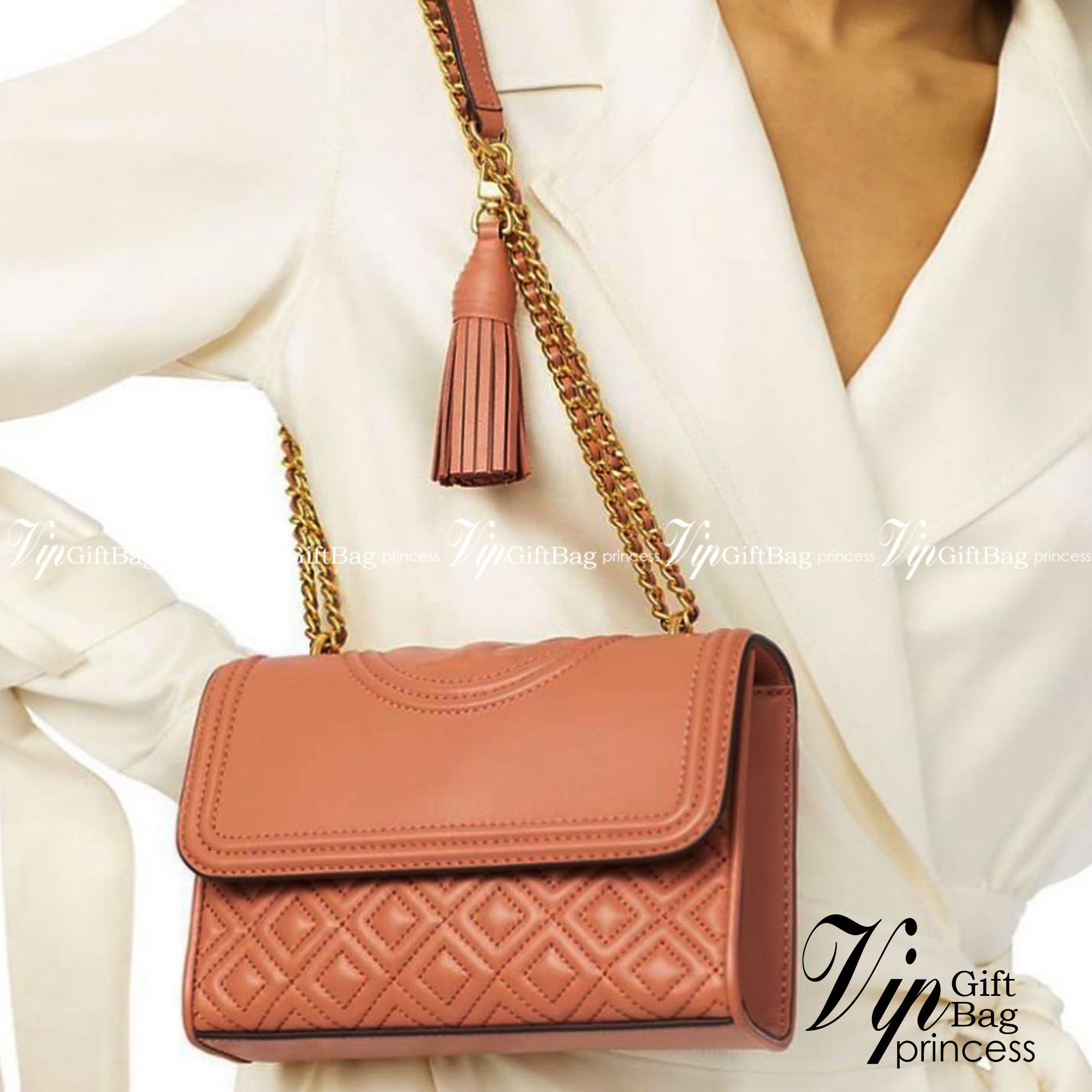 TORY BURCH Fleming Small Convertible Shoulder Bag รุ่นขายดีที่สุดกับ ไอเท็มที่ต้องมีแบรนด์ TORY BURCH มีมาให้ช้อปอีกแล้วค่ะสาวๆ กับทรง CLUCTH & CROSSBODY กระเป๋าสะพายข้างหรือสะพายเป็นครอสบอดี้ ประดับพู่ด้านข้าง