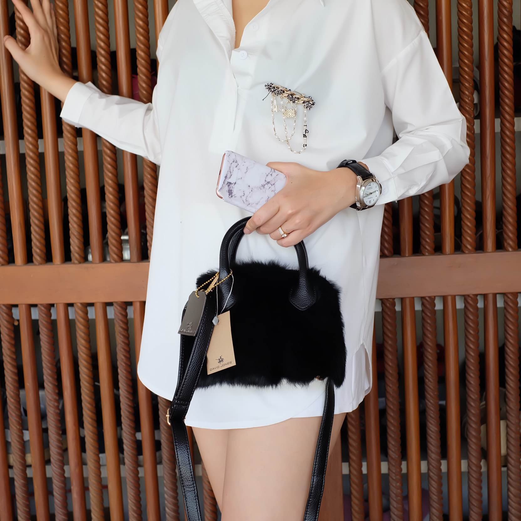 รุ่นมาใหม่ จากแบรนด์ David jones 👑กระเป๋าขน Fur นิ่ม สวย หรู เวอร์วัง อีกแล้วค่า กระเป๋า ถือ//สะพายข้าง หนังสวยๆ ขน FUR ฟรุ้งฟริ้ง น่ารักมาก ตัวกระเป๋าเป็นหนังหนัง ด้านหน้าติดด้วยขน fure อย่างดี เนื้อนิ่มหนา อยู่ทรง มีซิปปิดปากกระเป๋าอย่างดีใบนี้บ