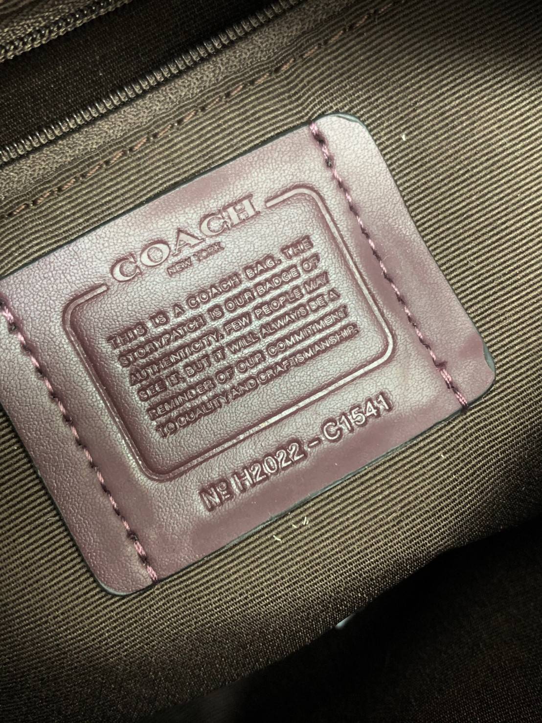 COACH DEMPSEY CAMERA BAG IN SIGNATURE ((C1541)) กระเป๋าทรงกล้องขนาดกระทัดรัด หนังแท้สวยงาม น่าใช้ค่ะ ด้านหน้าเป็นงานปักโลโก้+ลายกัวใจต่อๆกัน ได้สวยงาม เปิดปิดกระเป๋าแบบซิป ภายในสามารถใส่กระเป๋าเงินใบกลางได้;มือถือได้ทุกรุ่น;ของจุกจิกอื่นๆได้พอประมานเลยนะค