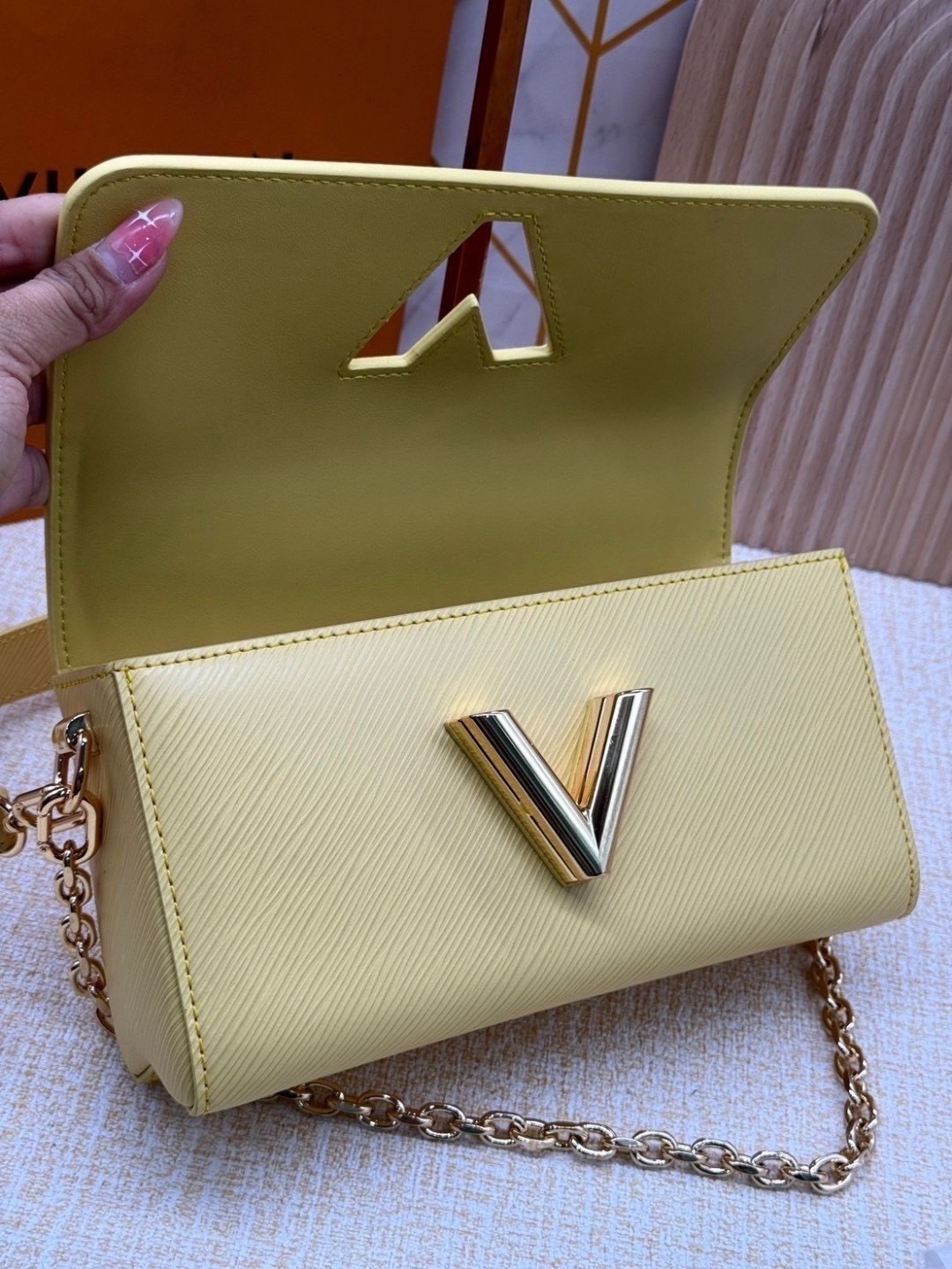 ORI หนังแท้ | LV Twist West Bag กระเป๋าสะพายหนัง Epi ลายเกรน สุดคลาสสิกมาดีไซน์ใหม่ในรูปทรงยาวเผยลุคมีระดับเหนือกาลเวลา ความหรูหราเข้ากับสตรีตสไตล์