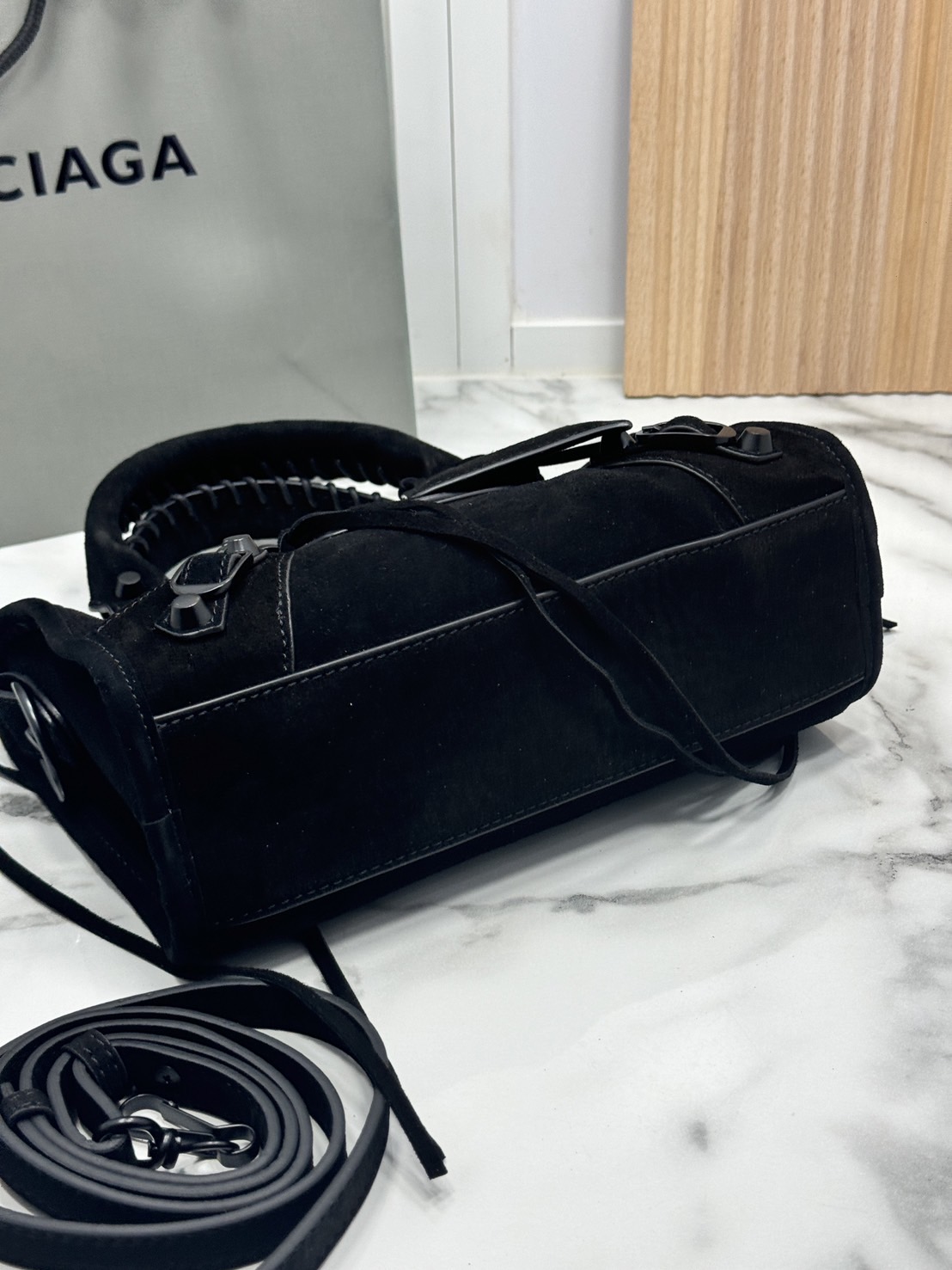 ORI หนังแท้ | Balenciaga Le City suede bag กระเป๋าถือ/สะพายข้างดีไซน์โดดเด่นสวยเท่ล้ำสมัย ใหม่ล่าสุดงานหนังกลับที่สุดแห่งความไอคอนิกไม่เหมือนใคร มีกิมมิคและลูกเล่นแพรวพราว