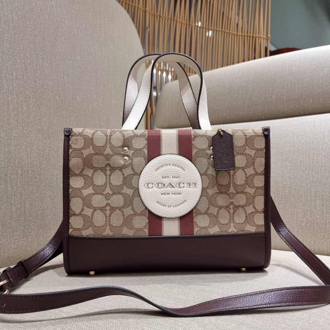ใบใหญ่ COACH C8407 DEMPSEY CARRYALL IN SIGNATURE JACQUARD WITH STRIPE AND COACH PATCH ใบใหญ่ จุใจ คอลเลคชั่นใหม่ สีที่สาวๆรอคอย สวยคม ละมุนและมีความหรูในตัว กับกระเป๋าทรงโท้ท ไซส์ใหญ่ที่สามารถจุของได้แบบไม่ต้องกังวล ฟังก์ชั่นการใช้งานสะดวกที่สุด มีทั้งสาย