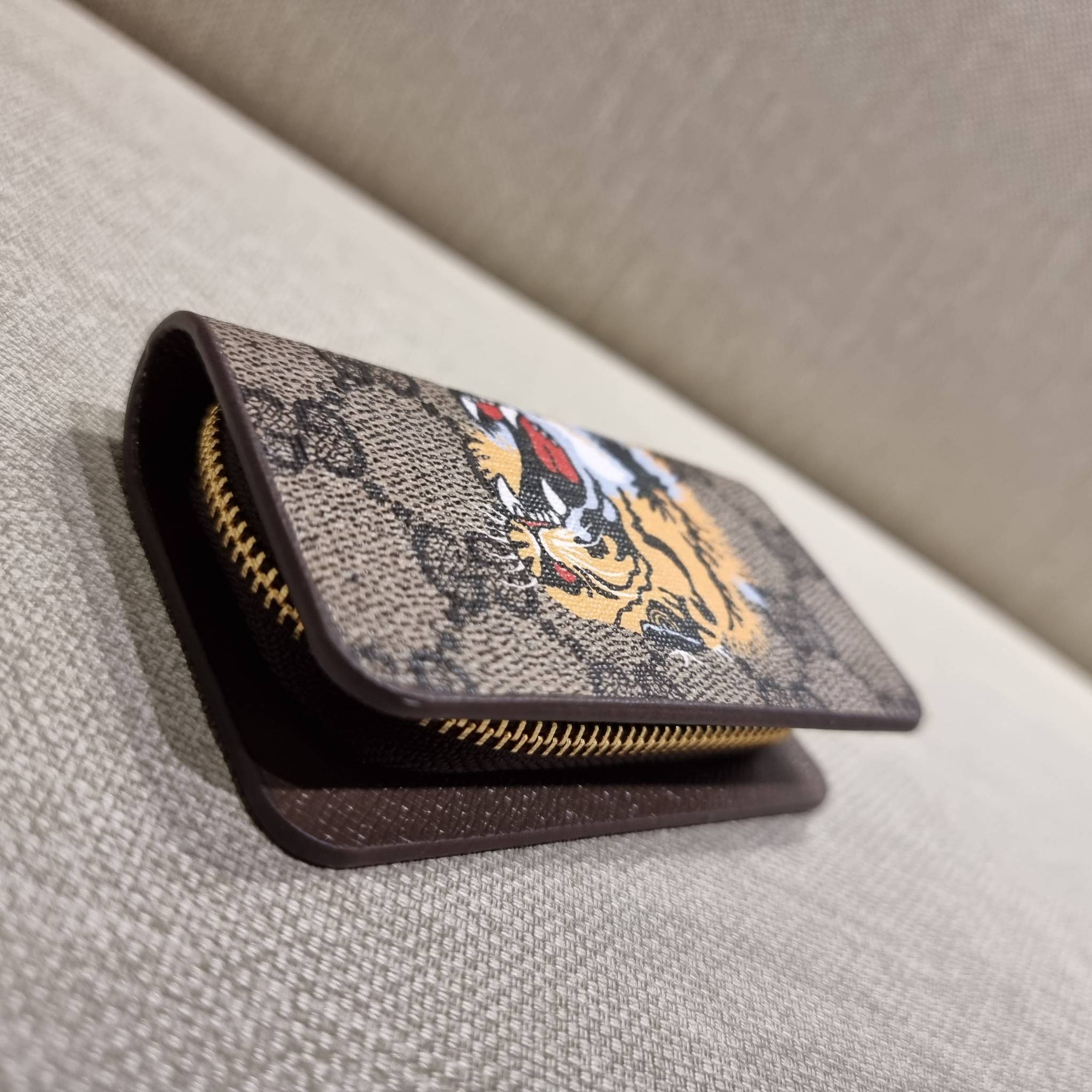 VIP 】SUPER EXCLUSIVE GC GWP KEY FOB WITH GIFT BOX 🎊🐯🐍 ต้อนรับปีแห่งความปัง!! กระเป๋าเก็บกุญแจรุ่นพิเศษ!! เอ็กซ์คลูซีฟมาก!! วัสดุหนังแคนวาส ปั๊มลายคมสวย!! เปิด-ปิดด้วยซิปปั๊มแบรนด์ มีหัวพวงกุญแจห้อย สำหรับเกี่ยวเข้ากับกระเป๋าใบใหญ่