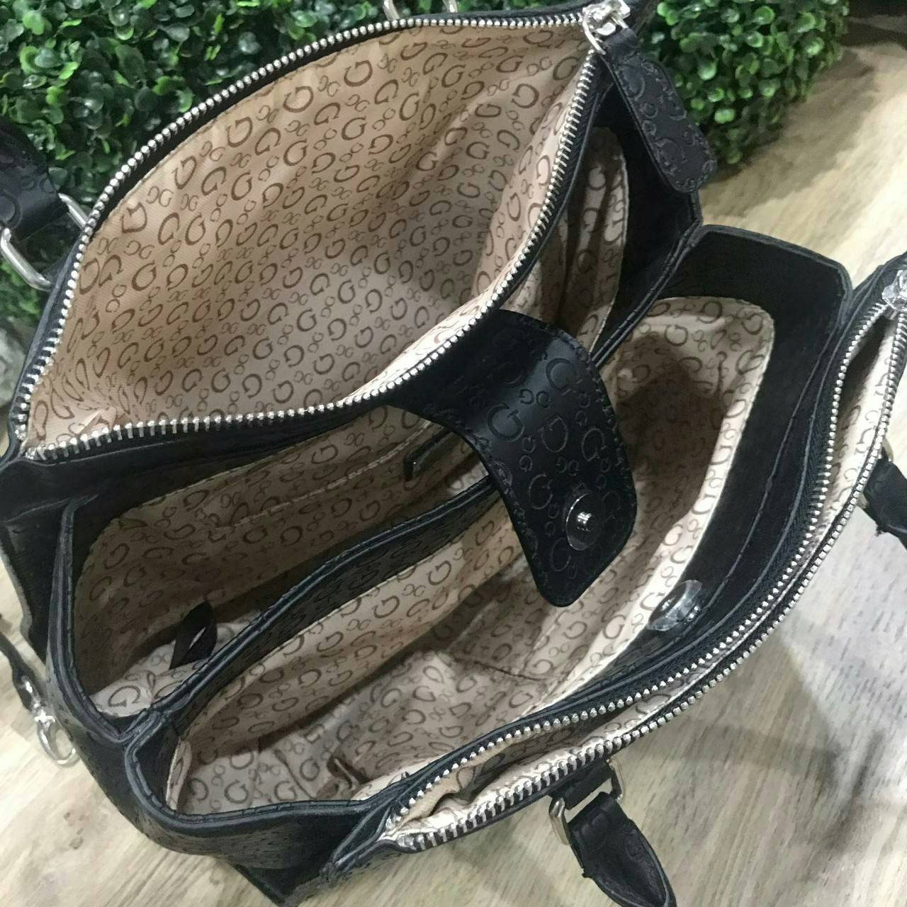 GUESS WOMAN SINGNATURE HANDBAG 2019 กระเป๋าสะพายรุ่นใหม่ล่าสุดจาก GUESS FACTORY หนังสวยอยู่ทรงปั้มลาย Singnature รอบใบ ด้านหน้าประดับโลโก้แบรนด์ ภายในมีโลโก้ ซับในลายแบรนด์ มีช่องแบ่งหลายช่องทั้งช่องซิปและช่องเล็ก ใส่ของแยกเป็นสัดส่วนสะดวกใช้ ขนาดกำลังดีส
