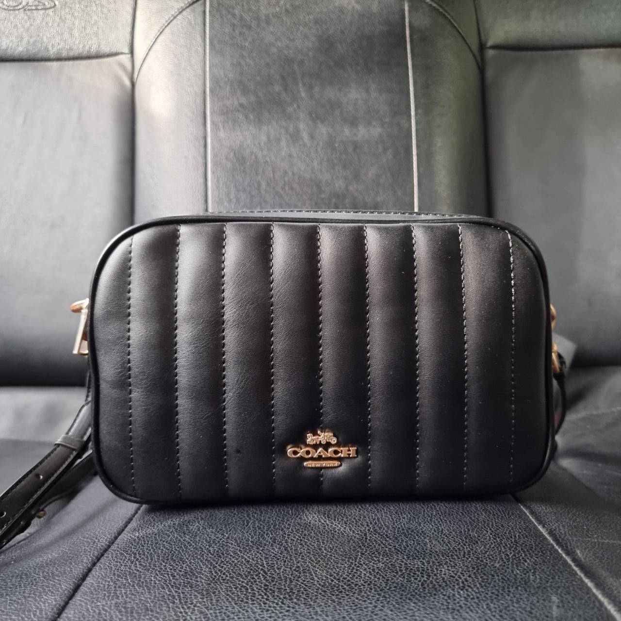 COACH C1569 JES CROSSBODY WITH LINEAR QUILTING ใหม่ล่าสุด!! กระเป๋าสะพายข้าง รุ่น 2 ซิป ใบใหญ่จุใจ ดีไซน์ใหม่ เพิ่มลูกเล่นให้ดูหรูหรายิ่งขึ้น วัสดุหนังสังเคราะห์บุเป็นลายเส้นสวยงาม เปิด-ปิดด้วยซิป 2 ช่องหลัก ใช้งานง่าย ทรงสวยมากๆรุ่นนี้ มาพร้อมสายสะพาย cr