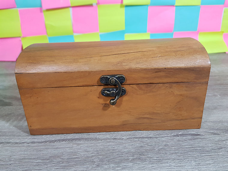 ชุดหมากรุกไทยไม้ตัวหมากน้ำตาลเข้มกับขาวพร้อมกระดานขนาด44x45cm.