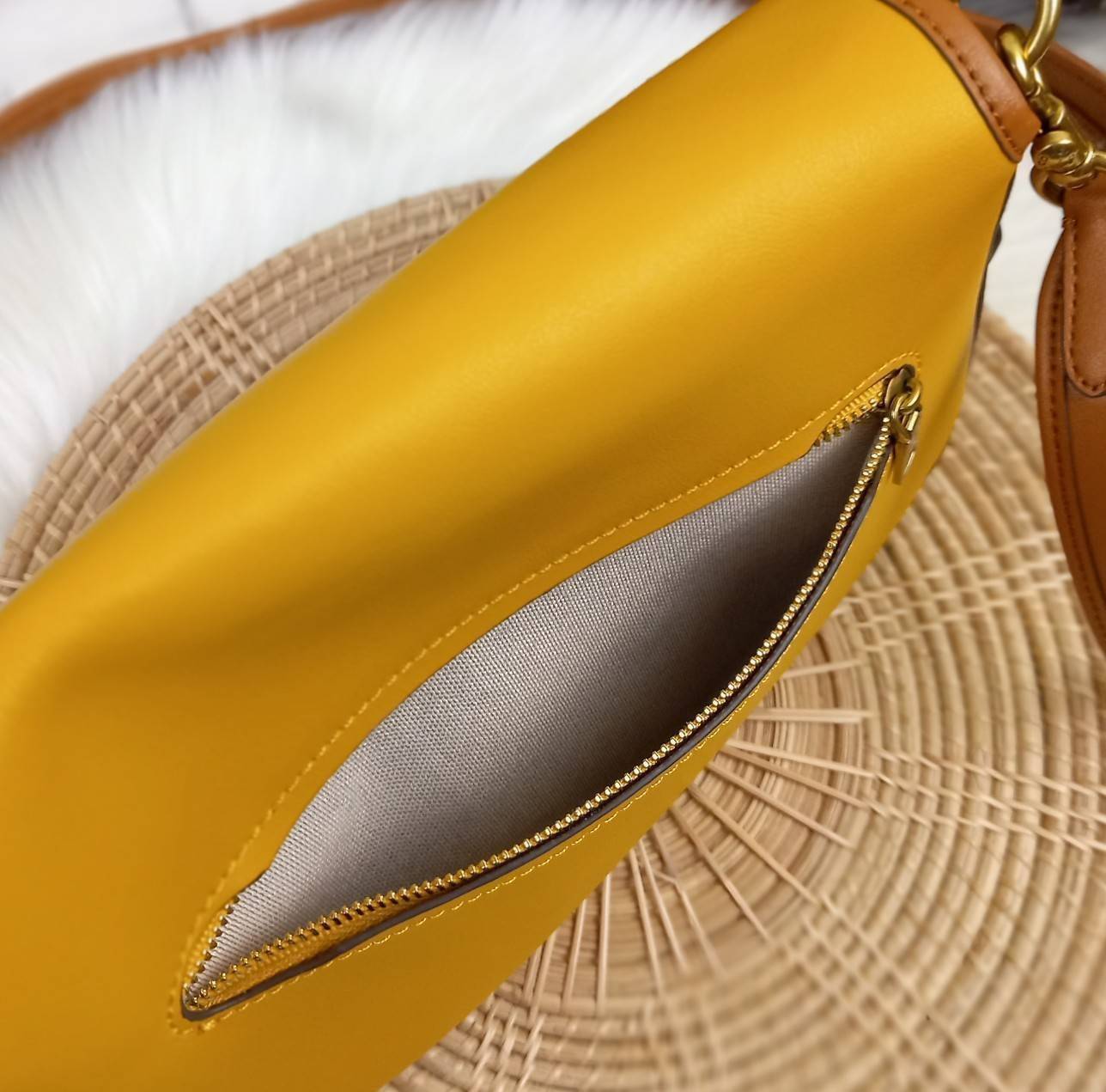 COACH SOFT TABBY SHOULDER BAG (C4823//C5261) กระเป๋าถือ กระเป๋าสะพาย ที่ใครๆก็เข้าถึงได้ หรูหรา คลาสสิค ลุคเรียบร้อย แต่ความสวยไม่น้อย! ดาเมจความลุคผู้ดีรุนแรงมาก!!เกินต้าน!!// วัสดุหนังแท้ทั้งใบ หนังเรียบ หนังนิ่มมากๆ อยู่ทรงสวยมากๆด้วย// ด้านในโล่งกว้าง