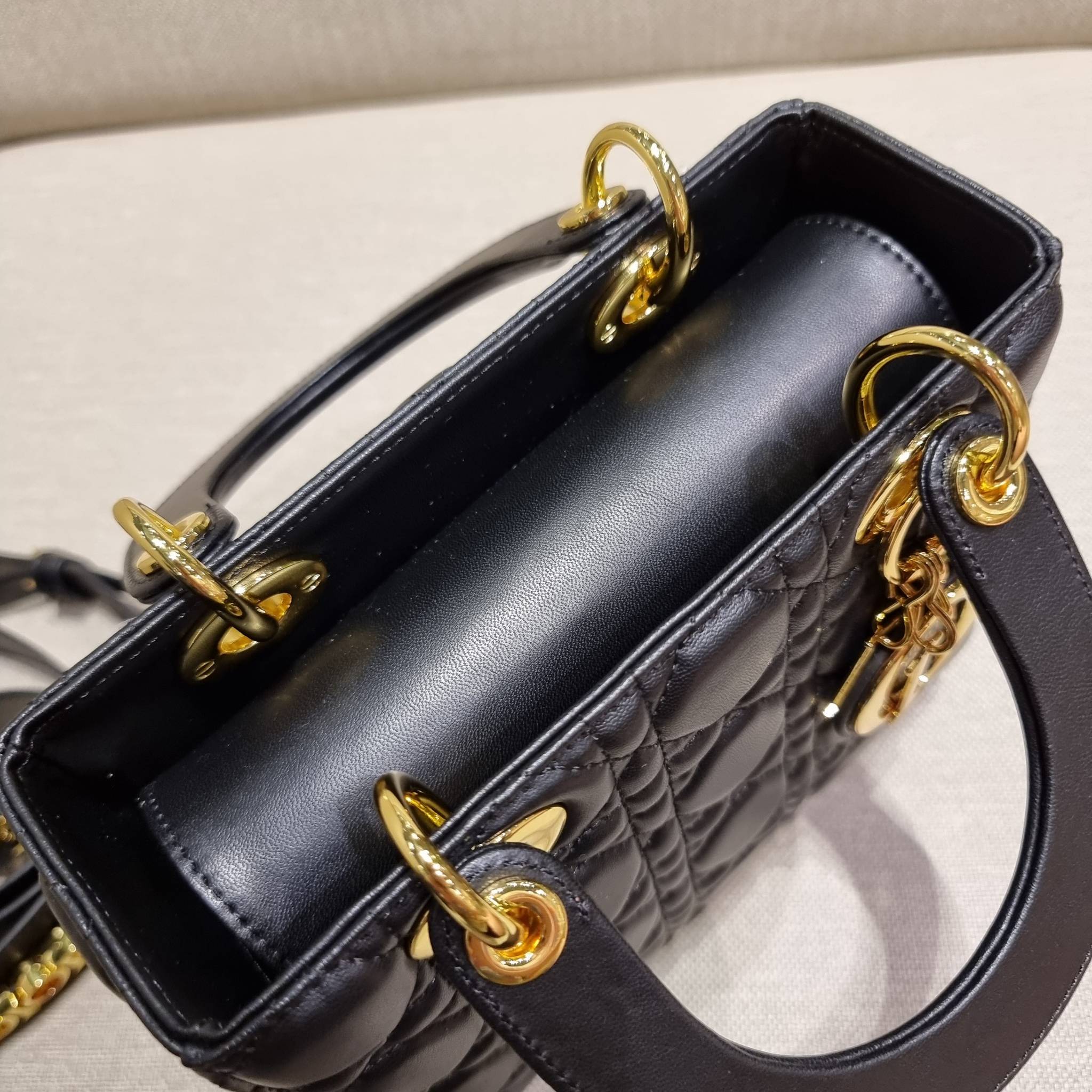 DIOR CD LADY BAG กระเป๋าสะพายข้างพรีเมี่ยมกิ๊ฟสุดฮอต ดีไซน์เรียบง่าย แต่แฝงไปด้วยความหรูหรา ทรงกล่องคลาสสิค โดดเด่นด้วยพวงกุญแจอะไหล่สีทอง วัสดุหนังแท้ มีหูจับในตัวและสายครอสบอดี้สุดเลิศ ที่มาพร้อมอะไหล่ฟอนท์สีทองเรียงร้อยในสายหนัง แต่งเติมดีเทลอัพราคาไปอ