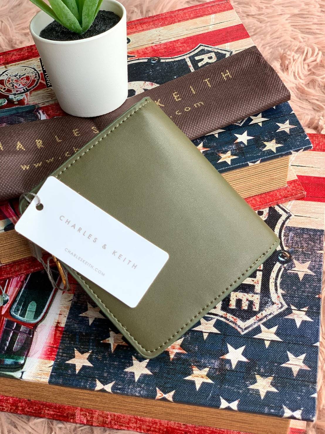 Charles & keith Classic Mini Snap Button Wallet กระเป๋าสตางค์ทรงสั้นรุ่นใหม่ชนช้อป! วัสดุpuหนังเรียบนิ่ม ด้านหน้าประดับโลโก้แบรนด์ด้วยโลหะตัวนูน ภายในเปิดปิดด้วยกระดุมทั้ง2ด้าน มีช่องซิปใส่เหรียญใบเล็ก สามารถถอดแยกกับชิ้นใหญ่ได้ ภายในยังมีช่องเสียบบัตร แล