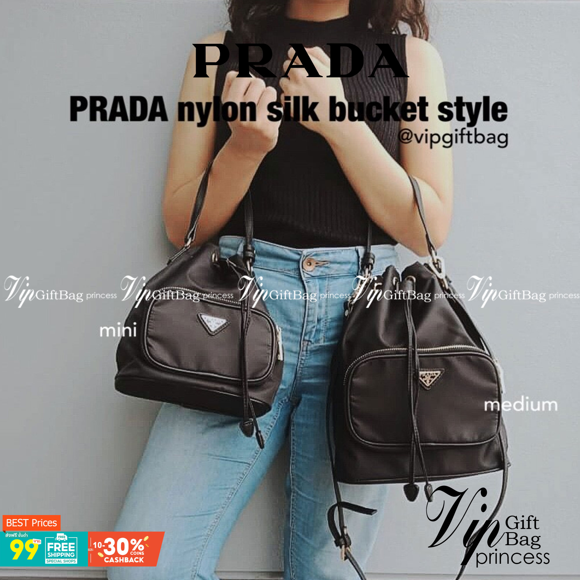 Size MINI : พร้อมส่งรุ่นขายดี!!! PRADA DRAWSTRING BAG WITH STRAP VIP GIFT WITH PURCHASE พรีเมี่ยมกิ๊ฟจากต่างประเทศรุ่น Limited วัสดุ Nylon & Polyester 100% เนื้อหนา ด้านหน้าประดับโลโก้ เปิดปิดแบบ Drawstring มาพร้อมสายสะพายให้ถึง2แบบทั้งสายสั้นและสายยาวปรั