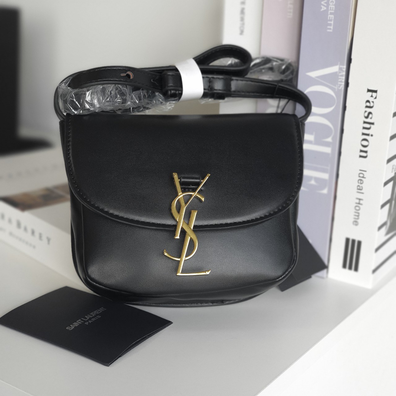 YVES SAINT LAURENT YSL BAG VIP GIFT WITH PURCHASE (GWP) พรีเมี่ยมกิ้ฟ Limited Edition จาก YSL DUTY FREE COUNTER ทรงสี่เหลี่ยมหนังสวยหรูอยู่ทรงเปิดปิดด้วยฝาปิดโลโก้แบรนด์อะไหล่ทองวินเทจ ภายในโล่งมีช่องหลัก และช่องใส่บัตรสามารถใส่มือถือของใช้จุกจิกได้เยอะ ส
