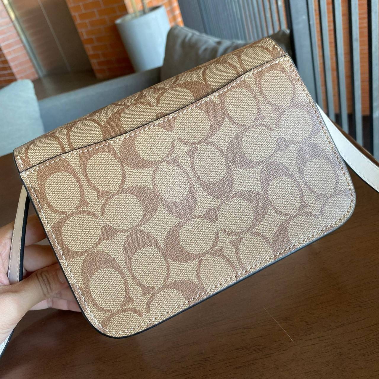 COACH C5592 MINI BRYNN CROSSBODY IN SIGNATURE CANVAS กระเป๋าถือ กระเป๋าสะพาย ไซร์มินิ ลุคคุณหนูสุดเก๋ จะถือเป็นครัชหรือสะพายเป็นครอสบอดี้สุดชิลๆได้หมด วัสดุหนังแคนวาสคุณภาพ ตกแต่งดีเทลหรูด้วยหนังแท้ อะไหล่สีทอง งานสวย เปิด-ปิด ด้วยตัวกด-ล๊อคแบบอัตโนมัติ ด