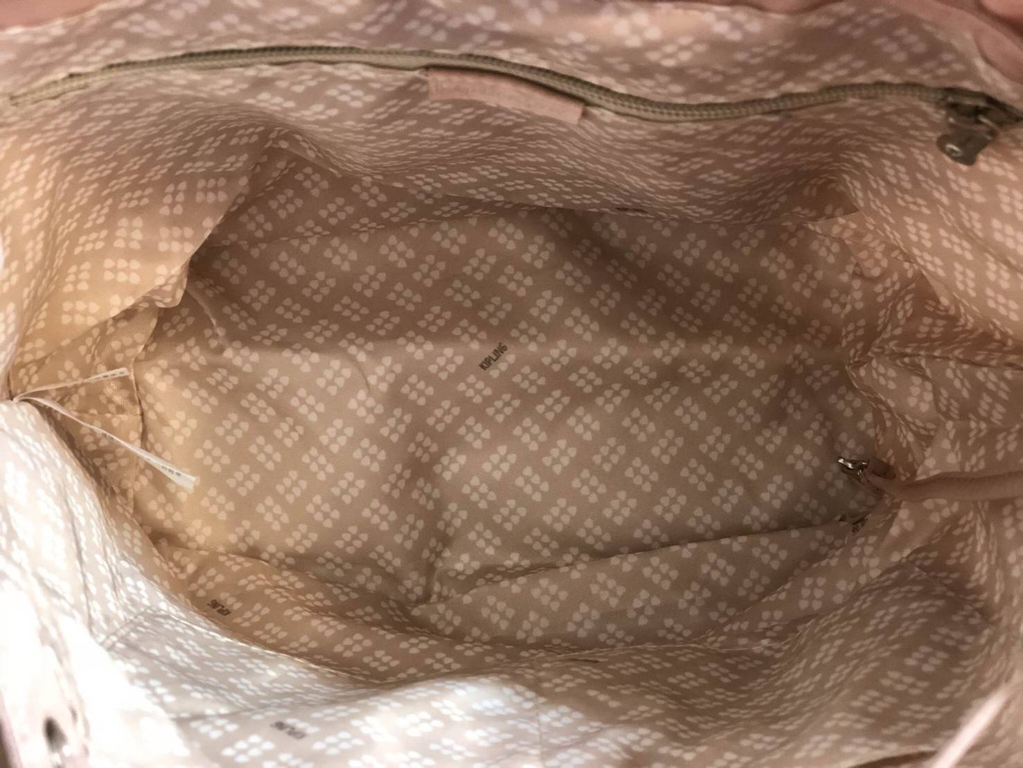 Kipling 2Way Bucket Bag กระเป๋าถือหรือสะพาย 2Way รุ่นใหม่ทรงขนมจีบวัสดุ Nylon & Polyester 100% น้ำหนักเบา ถือและสะพายได้หลายแบบจะใช้สายยาวสะพาย Crossbody หรือใช้สายคู่สะพายหลังแบบเป้ก็ดูดี หูจับถนัดมือสะพายไหล่ได้ เปิดปิดแบบ Drawstring พร้อมกระดุมแม่เหล็ก