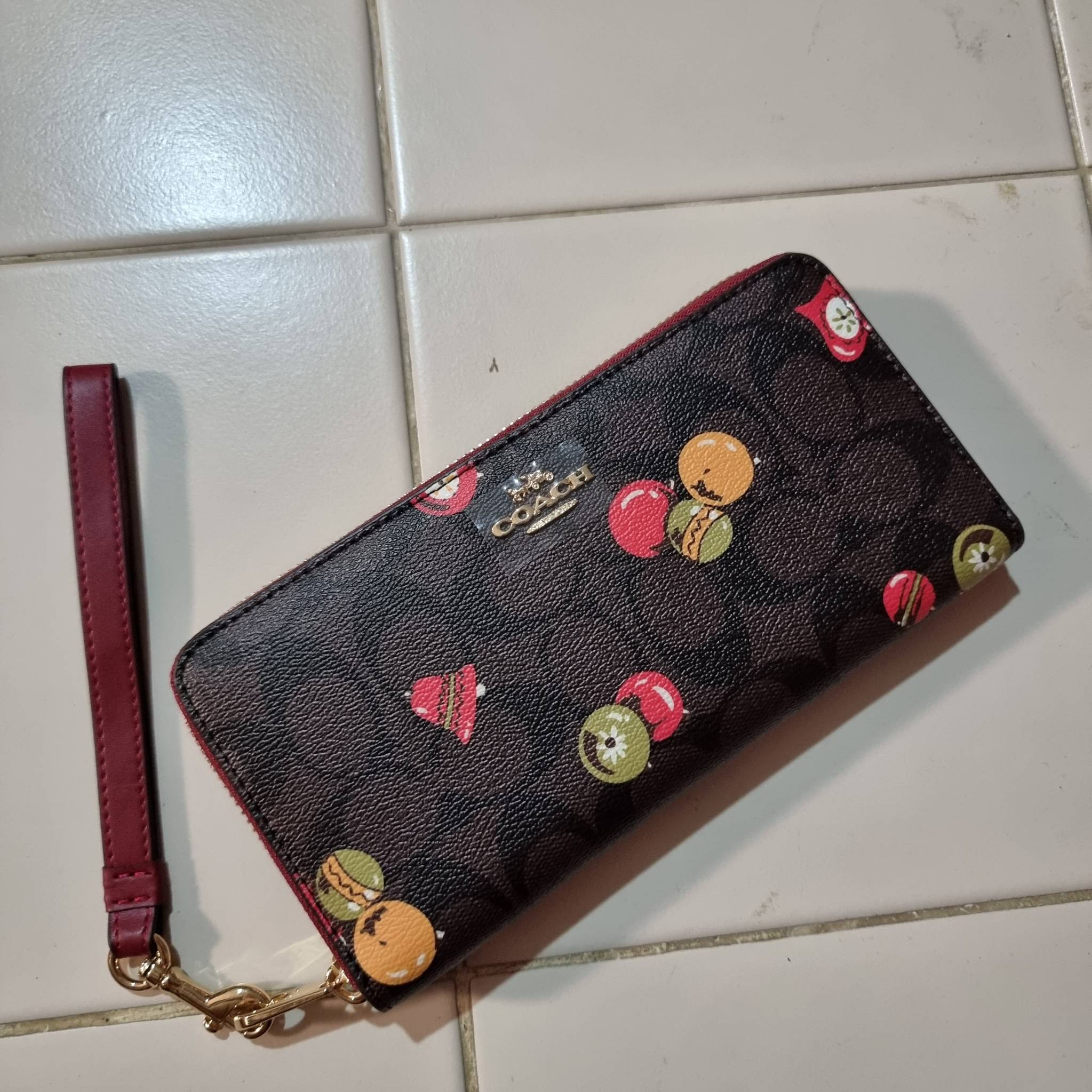 COACH C7410 LONG ZIP AROUND WALLET WITH ORNAMENT PRINT ความสวยต้องส่งต่อ!! คอลเลคชั่นใหม่ 2IN1 คุ้มค่าแบบที่สุด กระเป๋าสตางค์กึ่งคล้องมือ ดีไซน์ลวดลายสดใส น่ารักน่าใช้ คลาสสิคใช้ง่าย ไม่มีเบื่อ วัสดุหนังแคนวาสเคลือบลาย มาพร้อมสายคล้องมือ ถอดออกได้ ภายในใส