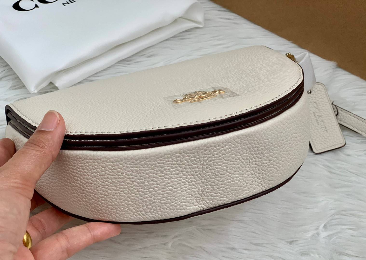 พร้อมส่งที่ไทยครบทั้ง6สีค่ะ 😘 Coach Ellen Crossbody In Signature ((C1432)) กระเป๋าทรงฮาฟมูนรูปทรงคลาสสิก ออกแบบให้มีลักษณะโค้งมน ไม่ดูเป็นทรงแข็งจนเกินไป ดีไซน์และสีของกระเป๋ายังเรียบง่าย เข้าได้กับทุกชุด สะพายครอสบอดี้ร์//สะพายข้าง หรือถือแบบคลัท