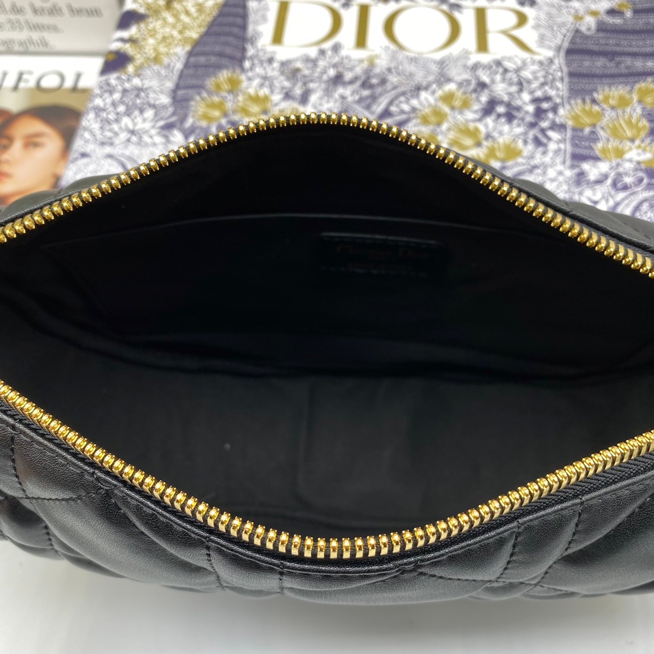 หนังแท้ DIOR MEDIUM DIOR VIBE HOBO BAG รุ่นใหม่ล่าสุด พร้อมส่งที่ไทย เกรดออริจินอลหนังแท้ สวยมากค่ะ ภาพสินค้าถ่ายจากงานขายจริง ใช้งานต่างประเทศได้
