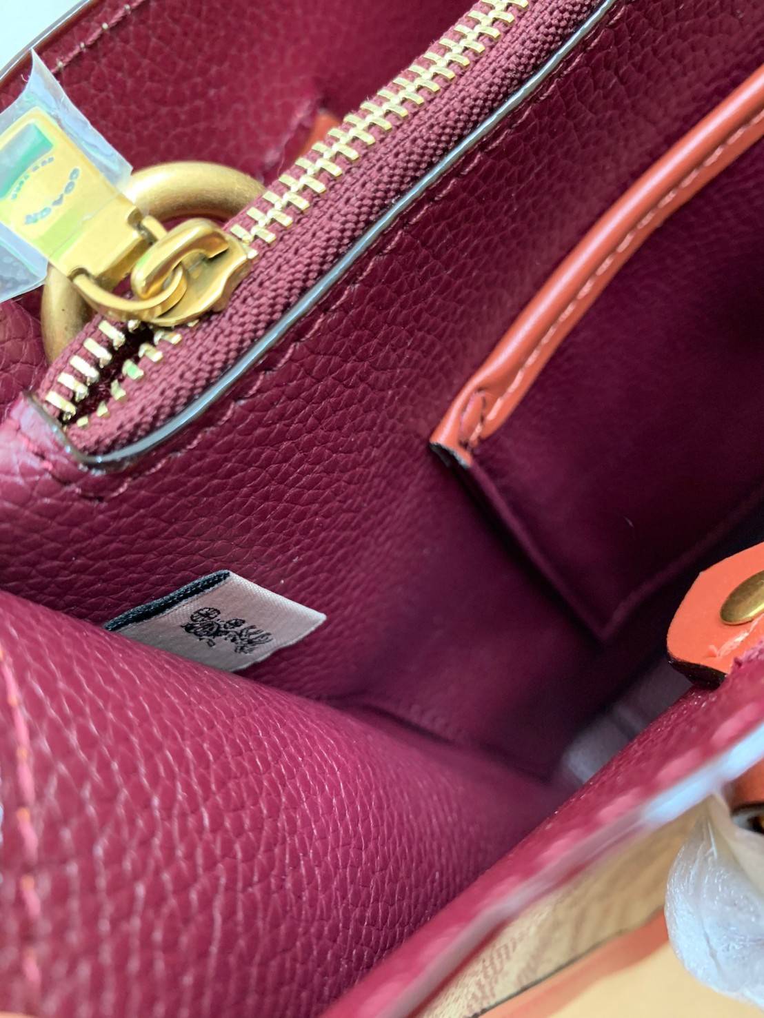 COACH C3889 TYLER CARRYALL 28 IN SIGNATURE CANVAS ((C3460//C3889)) รุ่นยอดฮิตที่สาวๆหลายคนเรียกร้อง กับกระเป๋าถือ/สะพายทรงสวย ที่มาพร้อมสายสะพายไหล่ในตัว และสายครอสบอดี้สำหรับสะพายข้าง ตัวกระเป๋าถูกแบ่งเป็นสัดส่วนสวยงาม มีช่องซิปกลางที่ใหญ่พอสมควร และยังม