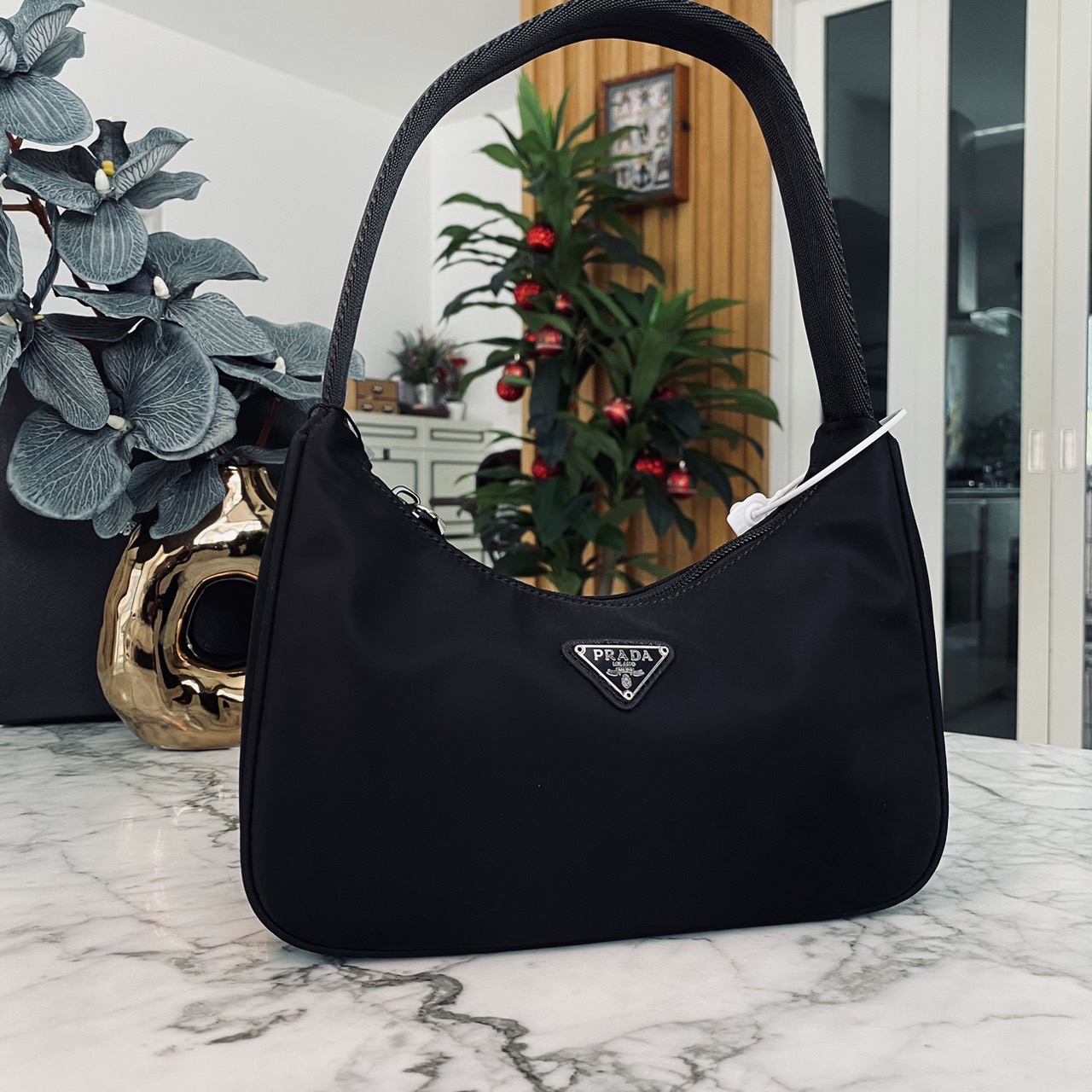 Prada Nylon Shoulder Bag / Re-Nylon Prada Re-Edition 2000 mini-bag กระเป๋าสะพายไหล่ผ้าไนล่อน เรียบแต่หรู คูลแต่เท่ห์ ยกให้ใบนี้ตลอดกาลเลยค่า