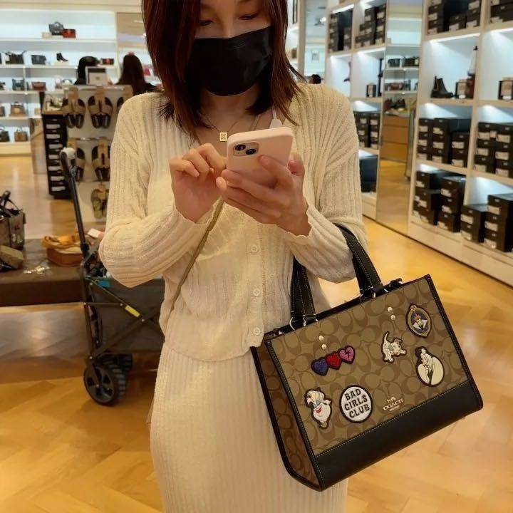 Coach Disney X Coach Dempsey Carryall In Signature Canvas With Patches CC873 คอลเลคชั่นใหม่ กับเหล่ายัยตัวร้าย ที่ไม่มีใครไม่รู้จัก!! กับกระเป๋าทรงโท้ท ไซส์ใหญ่ที่สามารถจุของได้แบบไม่ต้องกังวล ฟังก์ชั่นการใช้งานสะดวกที่สุด ดีไซน์ลวดลายแพทช์โดดเด่น มีทั้งส