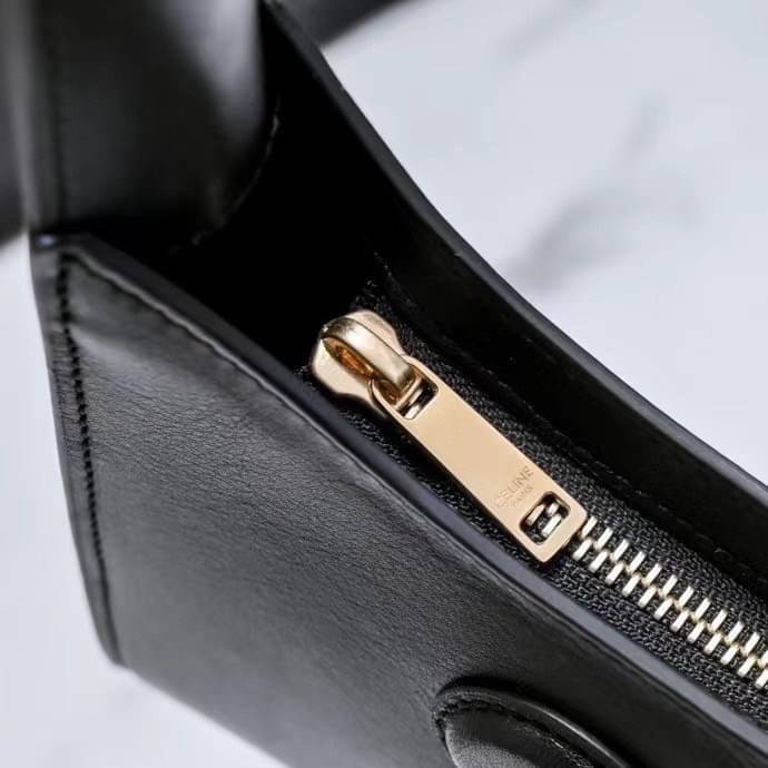 หนังแท้ CELINE SHOULDER BAG CUIR TRIOMPHE IN SMOOTH CALFSKIN ภาพสินค้าถ่ายจากงานขายจริง ใช้งานต่างประเทศได้