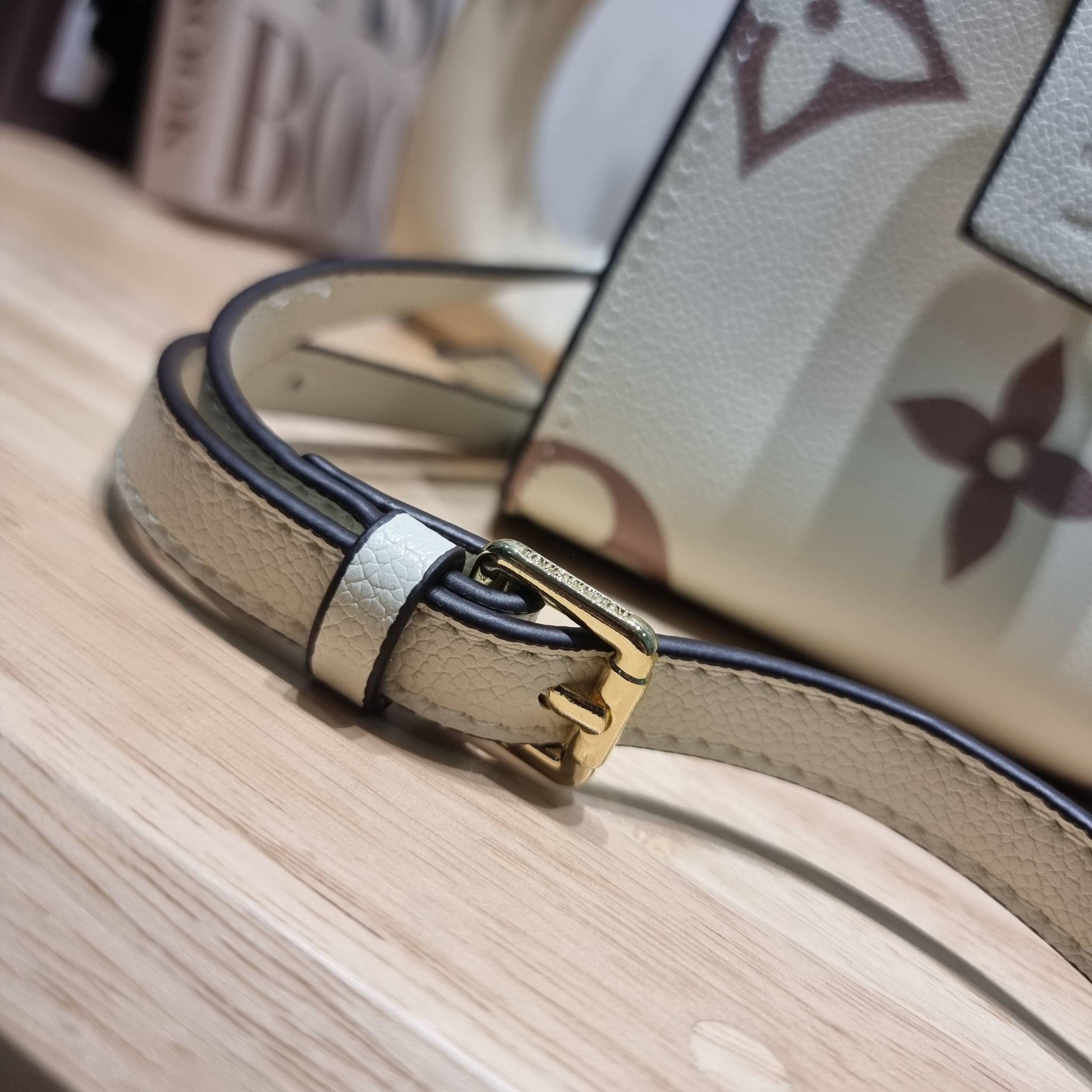 LV Onthego / LV crossbody tote bag กระเป๋าทรงโท้ทเวอร์ชั่นดั้งเดิม ที่คลาสสิค ผู้ดี หรูหรา โทนสีใช้งานง่าย ได้ทุกลุค ทุกสไตล์ วัสดุหนังลูกวัว ผิวลายเกรน มาพร้อมหูจับในตัว คล้องแขนก็ดูแพง หรือจะเกี่ยวสายครอสสะพายก็อัพลุคได้เลย ภายในโล่งกว้างมาก มีอะไหล่เกี