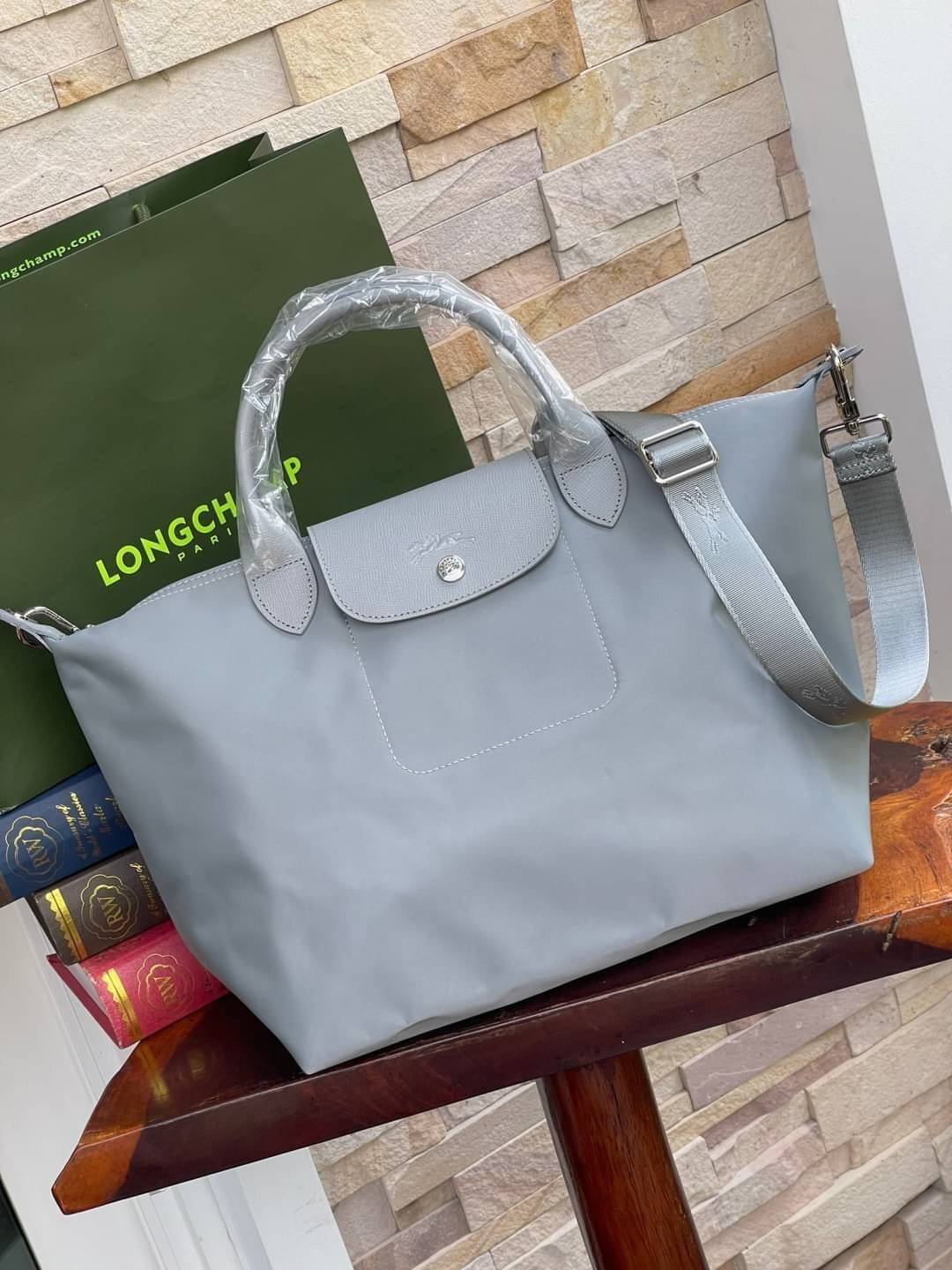 8สี พร้อมส่ง Longchamp LE PLIAGE NÉO TOP HANDLE BAG (medium size) อีกหนึ่งรุ่นยอดนิยม ที่สาวๆ ต้องมีไว้เก็บไว้สักใบ กระเป๋าโท้ทใบนี้ มาพร้อมกับสีที่มีสไตล์เรียบง่าย มีสายสะพายยาวปรับสั้นยาวได้ช่วยให้คุณสามารถสะพายไหล่ได้อย่างสบาย ในตัวสายปักโลโก้อันเป็นสั