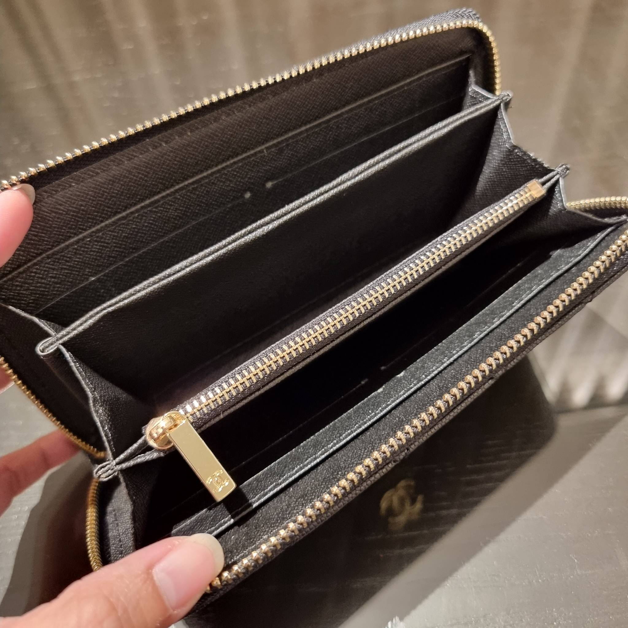 VIP 】กระเป๋าสตางค์ใบยาวรุ่นซิปรอบ สวยรับทรัพย์จาก Chanel วัสดุหนังลายคาร์เวีย ใช้แล้วขับผิวสุดๆ เปิด-ปิดด้วยซิปรูดรอบใบ ใช้งานง่าย ภายในกระเป๋ามีช่องใส่บัตรได้ ใส่ธนบัตรหรือเหรียญได้ มีช่องซิปแยกอีกหนึ่งช่อง ดีไซน์เรียบหรูแบบนี้ สาวๆห้ามพลาดกันน้า!! ซื้อใ