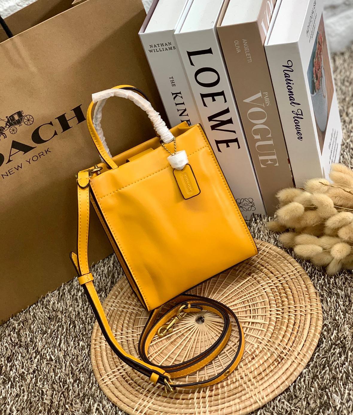 COACH MINI CASHIN TOTE ((C4828)) 💥พร้อมส่งที่ไทยรุ่นใหม่ล่าสุดค่ะ! กระเป๋าขนาดมินิ หนังแท้ หนังนิ่มสวย น่าใช้มากๆค่ะ ปากกระเป๋าแบบแม่เหล็ก ภายในสามารถใส่กระเป๋าเงินใบกลางได้;มือถือแบบตั้งได้ทุกรุ่น;ของจำเป็นจุกจิกสาวๆได้หลายอย่างนะคะ;พร้อมช่องเสีย