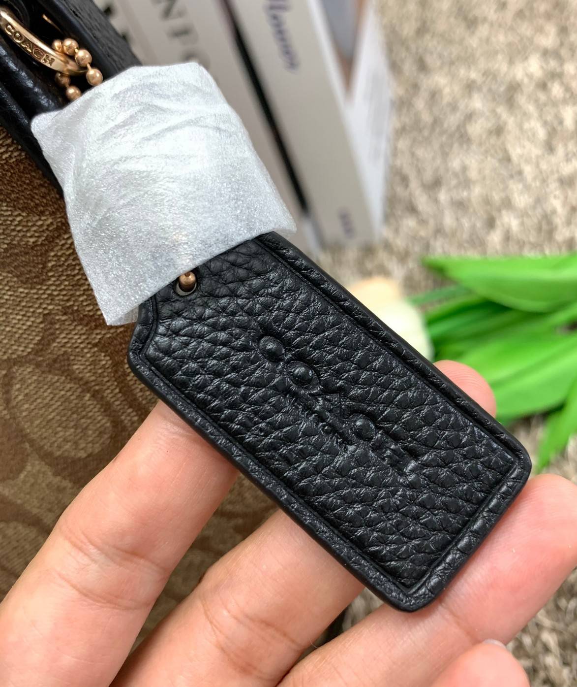 COACH BAILEY HOBO WITH WHIPSTITCH ((C4108//C1322)) พร้อมส่งที่ไทย!! สวยจริงไม่จกตาแน่นอนค่าา กระเป๋าทรงโค้ง ใช้แบบหิ้วหรือคล้องไหล่ก็ดูดี ใช้วัสดุหนังแท้ชั้นดี หนังสวยมากๆค่ะ ด้านหน้าใช้อะไหล่แบรนด์ตัวใหญ่ หรู ดูสะดุดตามีเดียว