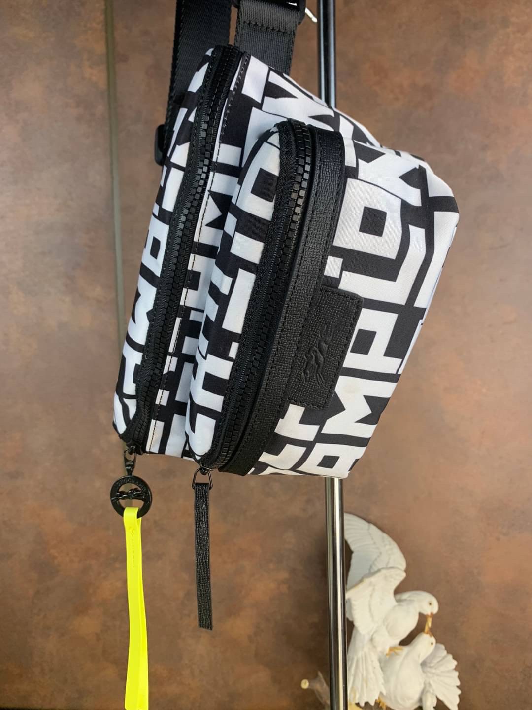 LONGCHAMP LE PLIAGE LGP BELT BAG M เท่ห์อย่างมีสไตล์กระเป๋าทรงคาดอกและคาดเอวดีไซน์แนวสปอร์ต เพิ่มความโดดเด่นทันสมัยด้วยลายซิกเนเจอร์ มีช่องซิปที่ใช้งานง่ายช่วยให้คุณหยิบใช้สิ่งของจำเป็นได้อย่างสะดวกและง่ายดาย และผสานสายรัดแบบปรับได้เข้ากับหัวเข็มขัดตัวล็อ