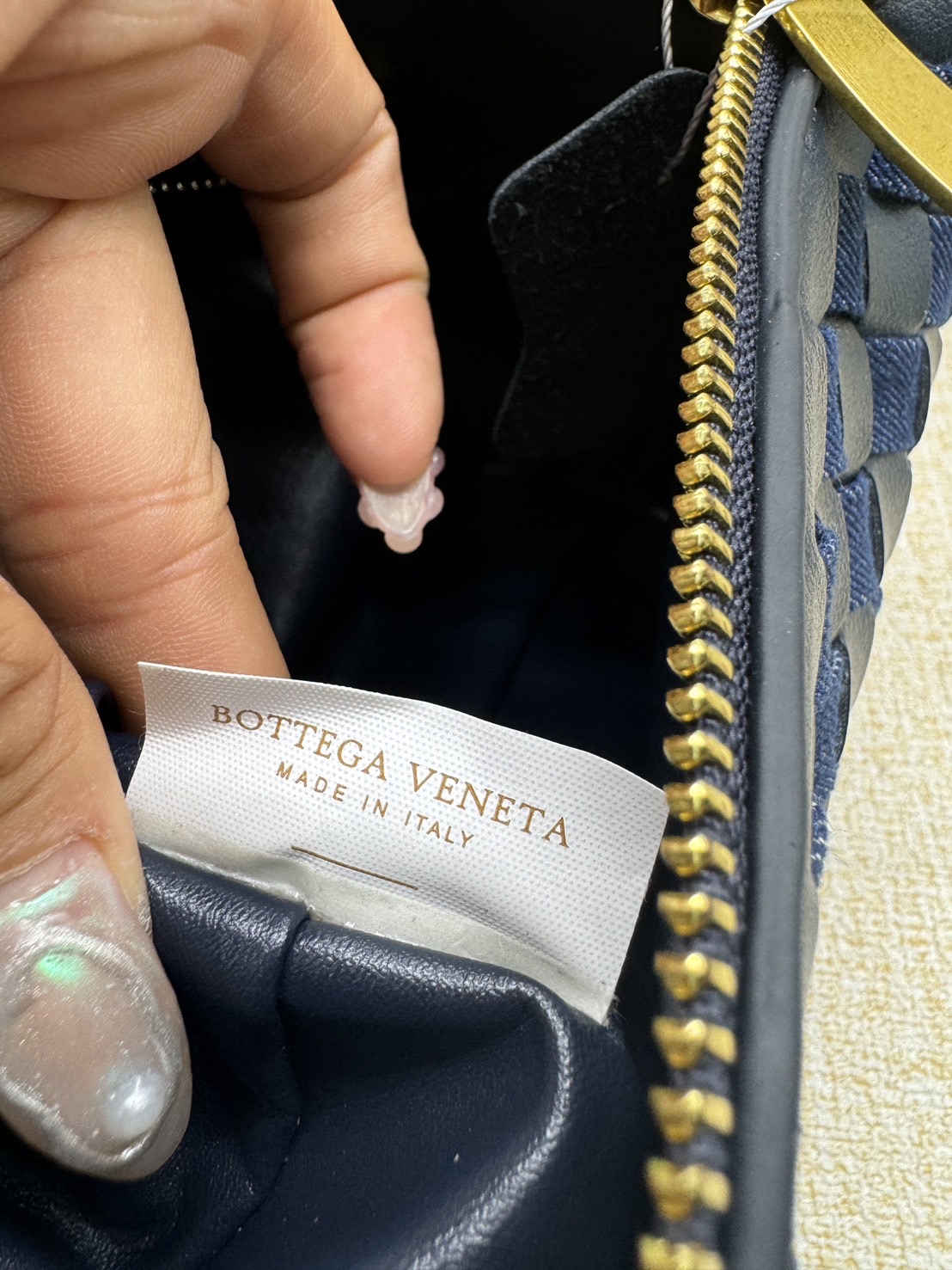 BOTTEGA Mini Wallace Denim Top-Handle Bag 20cm / BOTTEGA Hobo Bag กระเป๋าสะพายไหล่ วัสดุเดนิมคอตตอน ดีไซส์สานเป็นเอกลักษณ์สวยงาม เกรดออริ 1:1 ใช้งานต่างประเทศได้