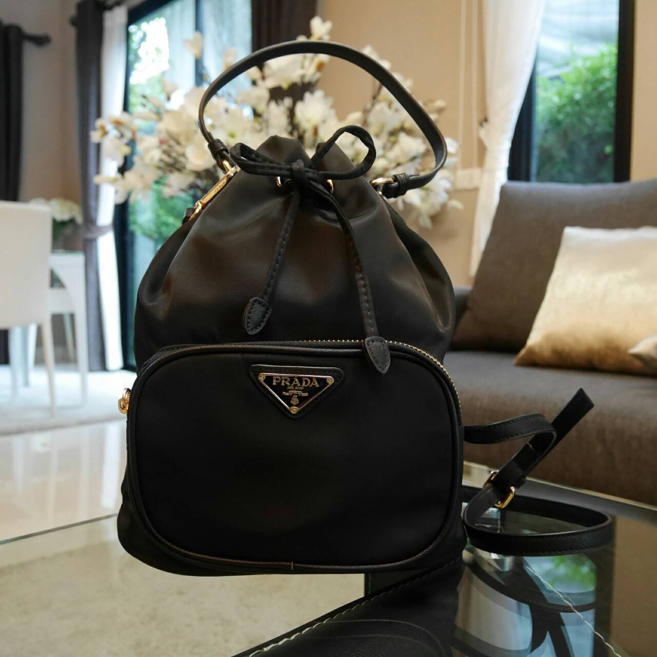 ใครๆก็หลงรัก **ทรงขนมจีบ 🐰 งานพรีเมี่ยมกิ้ฟ จากเคาเตอร์ต่างประเทศ จากแบรนด์ PRADA ค่า เป็นกระเป๋าผ้า nylon silk เนื้อหนาซับในอย่างดี จุดเด่นคือ กระเป๋าสามารถ จุของได้เยอะมาก ด้านในมีช่องซิปพร้อมช่องใส่ของอีกหนึ่งช่อง น้ำหนักเบา ถือแล้วสวยมากๆ จุขอ