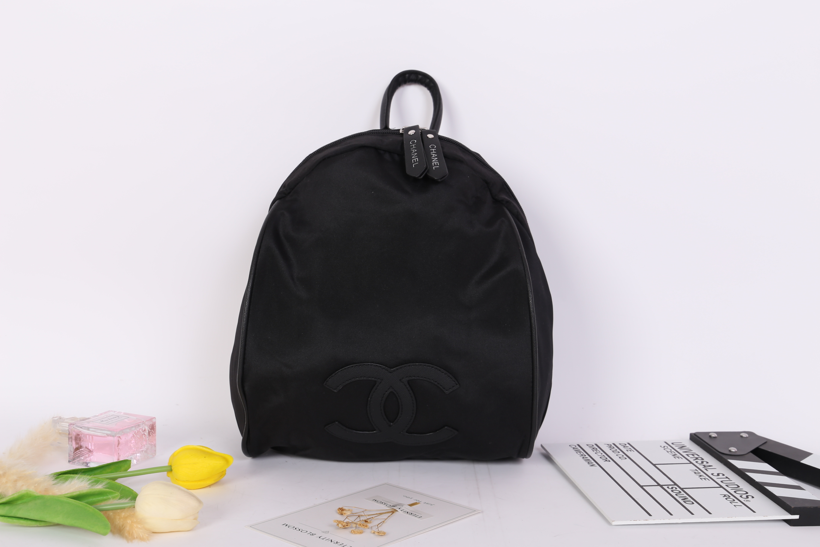 Chanel VIP Gift Backpack (พร้อมส่งโลโก้ขาว) สินค้าเป็นของแท้ ใหม่จากเค้าเตอร์เครื่องสำอาง/น้ำหอมแบรนด์ กระเป๋าเป้ของแท้จาก Chanel VIP Gift Bag วัสดุไนล่อน หัวซิปทำจากหนังปั้มชื่อแบรนด์ ด้านในเป็นช่องกว้าง และมีช่องซิปเล็ก ตัวสายสะพายด้านหลังเลื่อนปรับได้ค