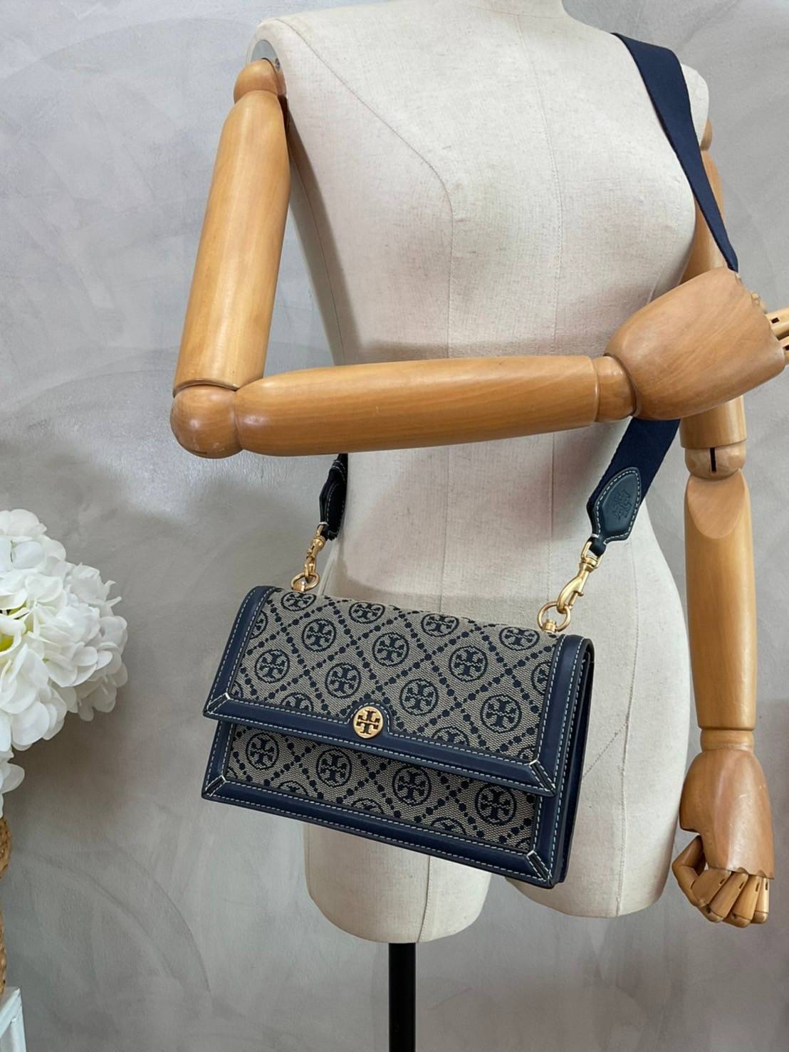 TORY BURCH 81000 MINI T MONOGRAM JACQUARD SHOULDER BAG คอลเลคชั่นฤดูใบไม้ผลิ 2021 กระเป๋าสะพายรุ่นใหม่จาก Tory Burch ดีไซน์สวยคลาสสิค แฝงไว้ด้วยความหรู ลวดลายผ้าแจ็คการ์ด T Monogram บนกระเป๋า Tory Burch นี้ เป็นการยกย่องให้กับงานควิลท์ชาวเพนซิลเวเนียดัตช์