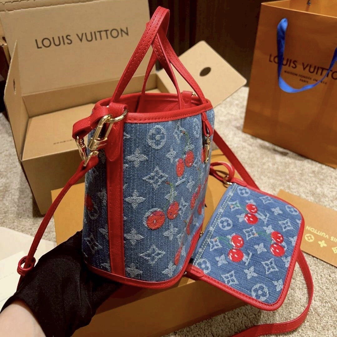 LV x TM Neverfull Inside Out BB Monogram cherry denim 20cm กระเป๋าสะพายทรงโท้ทพร้อมใบเล็กเข้าเซ็ท โดดเด่นมีชีวิตชีวา ด้วยเดนิมวินเทจปักลายเชอร์รี่สีสันสดใสสะดุดตาสะท้อนสไตล์ไอคอนิก