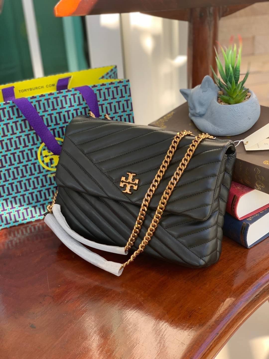 ของแท้ 💯% Tory Burch Kira Chevron Quilted Convertible Leather Crossbody Bag เป็นกระเป๋าที่ใช้ในการออกงานสำคัญหรือวันที่มีปาร์ตี้สังสรรค์ คุณควรเลือกใช้กระเป๋าที่มีดีไซน์สะดุดตา