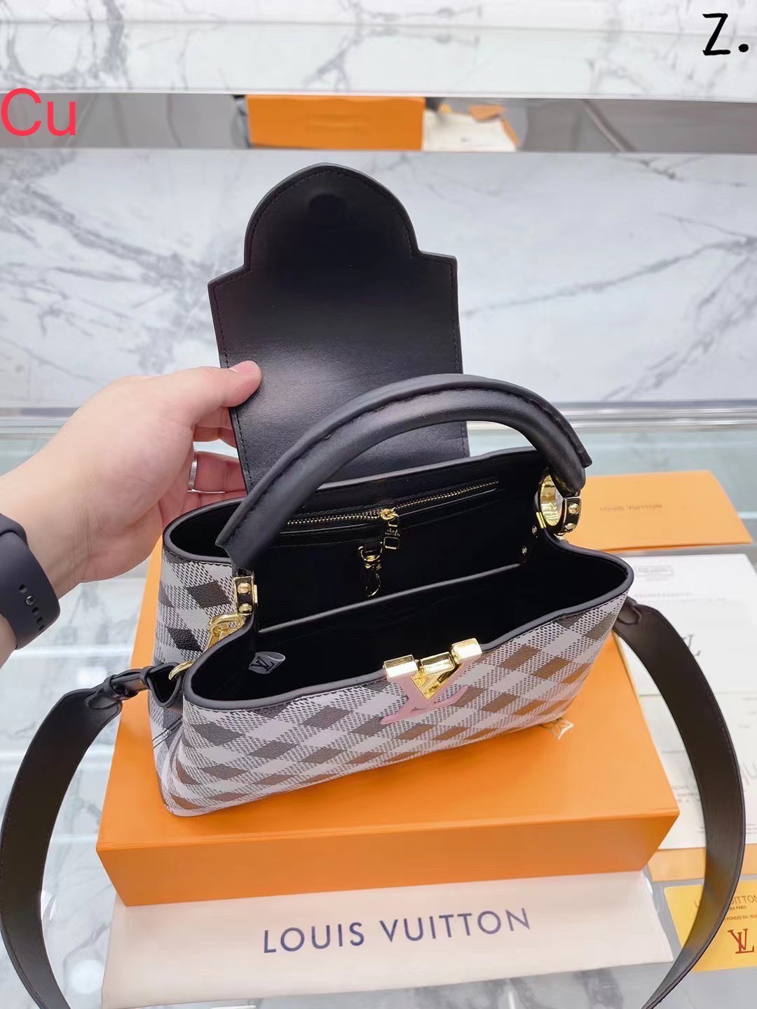 LV Capucines BB Vichy handbag / LV Bag พร้อมส่ง กระเป๋าถือสุดหรู ดีไซน์ทรงคลาสสิค ดีงามม้ากกกก!! มาพร้อมหูจับในตัว **ราคาพิเศษสุดคุ้ม งานสวยเกินราคา