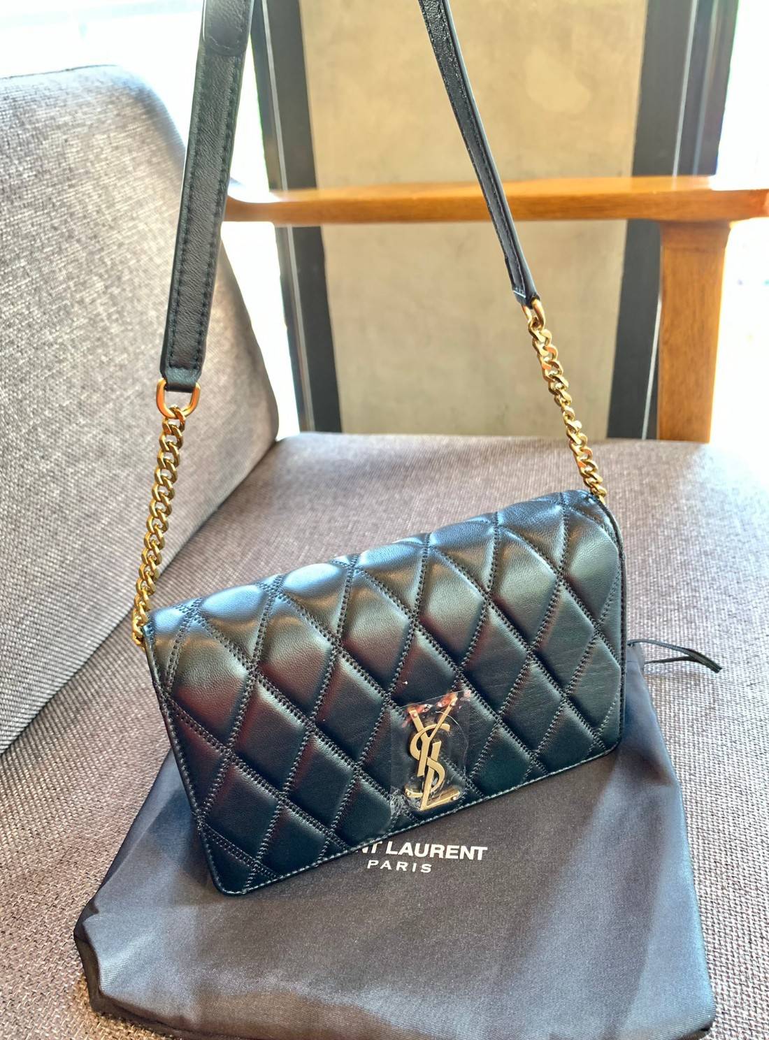 Yves Saint Laurent Shoulder Bag//Clutch Bag พร้อมส่งที่ไทย ทันใช้สงกรานต์นี้กันค่าา! กระเป๋าสะพายข้าง หรือสามารถทบสายเป็นสายคู่เป็นแบบคล้องไหล่ได้และสามารถถอดสายออกถือแบบคลัทออกงานก็ยิ่งสวยโดดเด่นมากๆเลยค่ะ หนังแท้อย่างดี หนังนิ่มน่าใช้ หลงไหลน้องแน่นอนค่