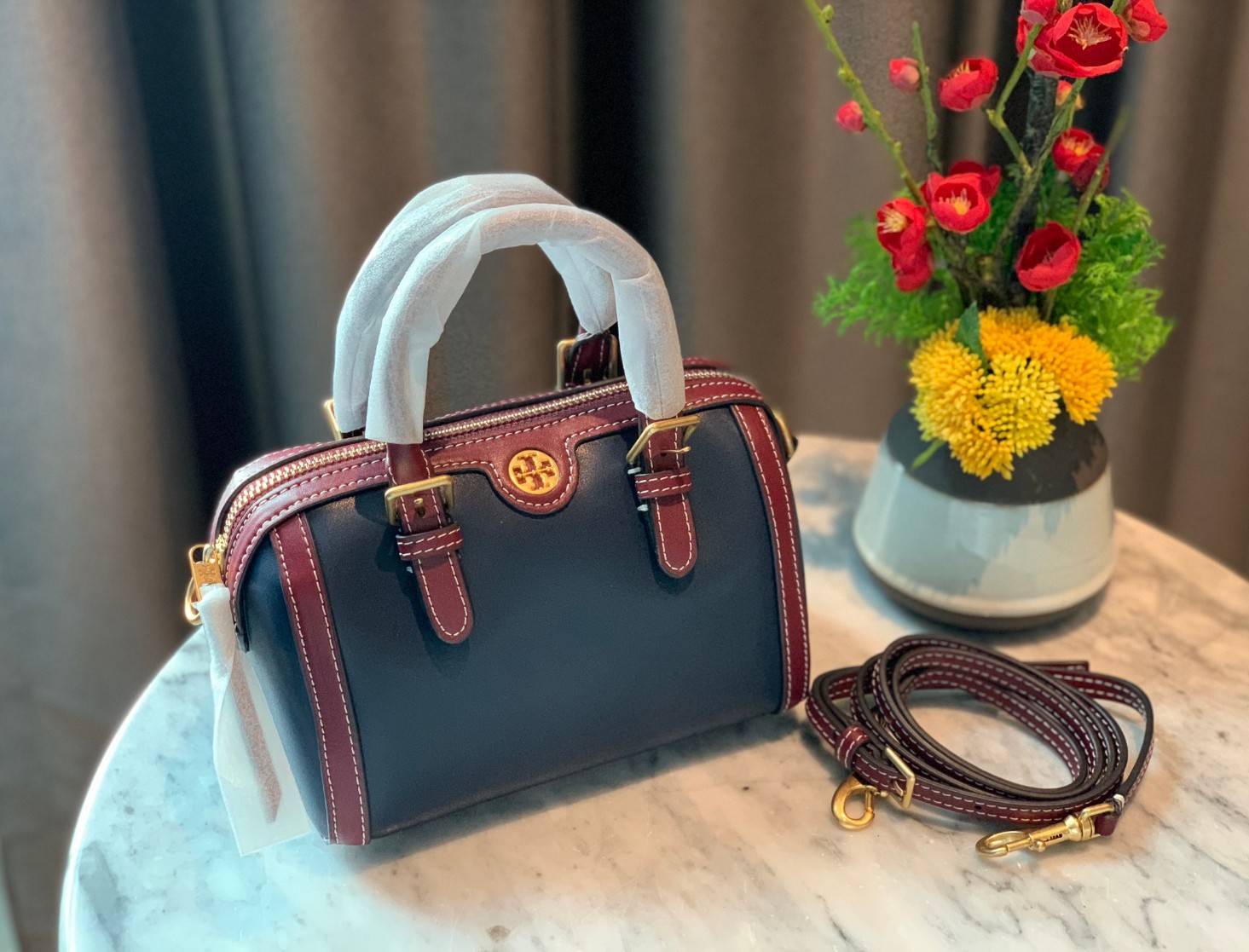 TORY BURCH T Monogram Color-block Barrel Duffle พร้อมส่งที่ไทย สวยก่อนใคร ใบใหญ่ ใส่จุไปเลยจ้าา😘 ✔️กระเป๋าทรงหมอน วัสดุหนังแท้ชั้นดีที่สุด หนังเรียบนิ่มสวย ✔️เปิดปิดกระเป๋าด้วยซิปคู่แบบมีหนังห้อย ภายในกว้างมากสำหรับไซด์นี้ หายห่วงไปเ